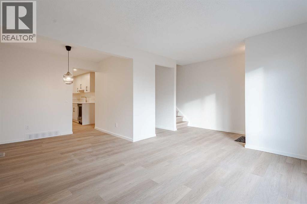 110, 330 Canterbury Drive Sw, Calgary, Alberta  T2W 1H6 - Photo 6 - A2270452