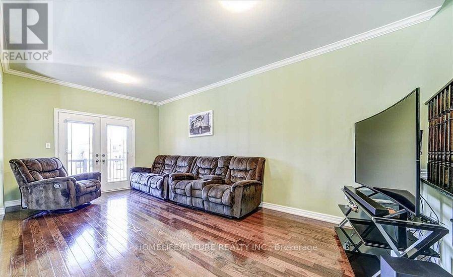 84 Wimbledon Court, Whitby, Ontario  L1P 0A6 - Photo 4 - E12441877