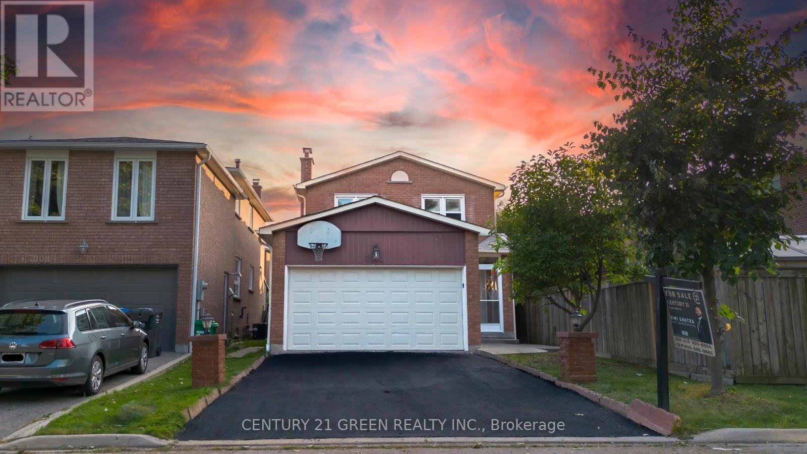 <div class="slider-price">$1,099,000</div><p>3012 Olympus Mews, Mississauga, Ontario</p>