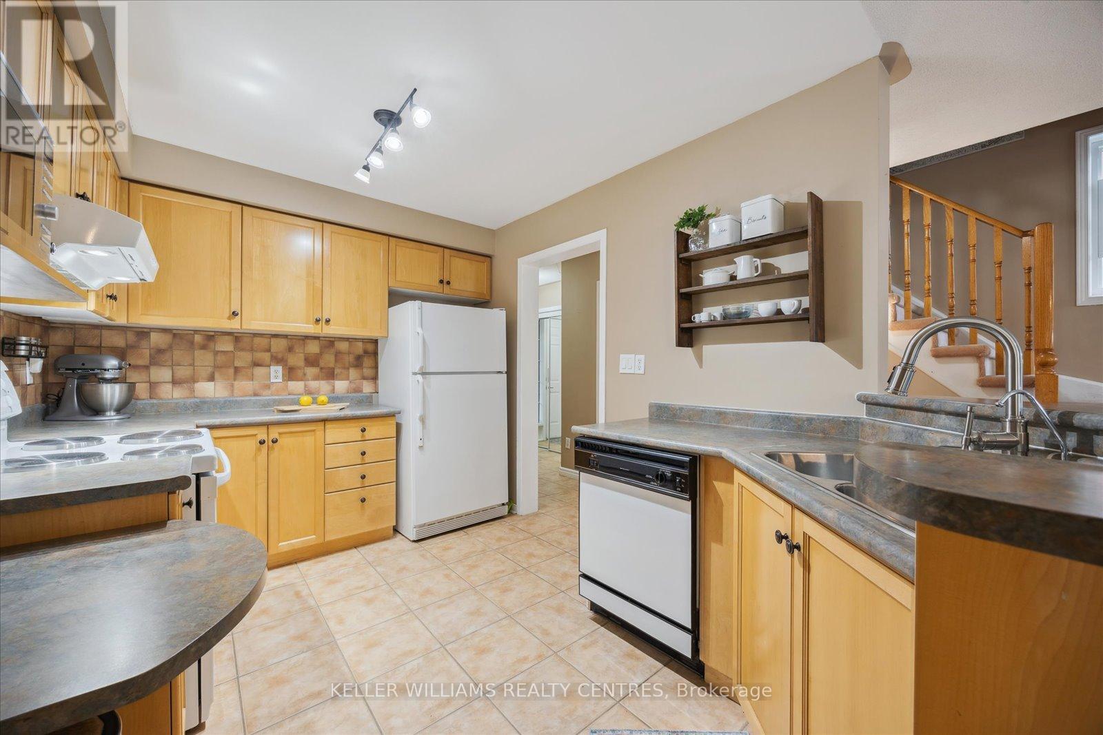 11 Snedden Avenue, Aurora, Ontario  L4G 7J6 - Photo 8 - N12541778