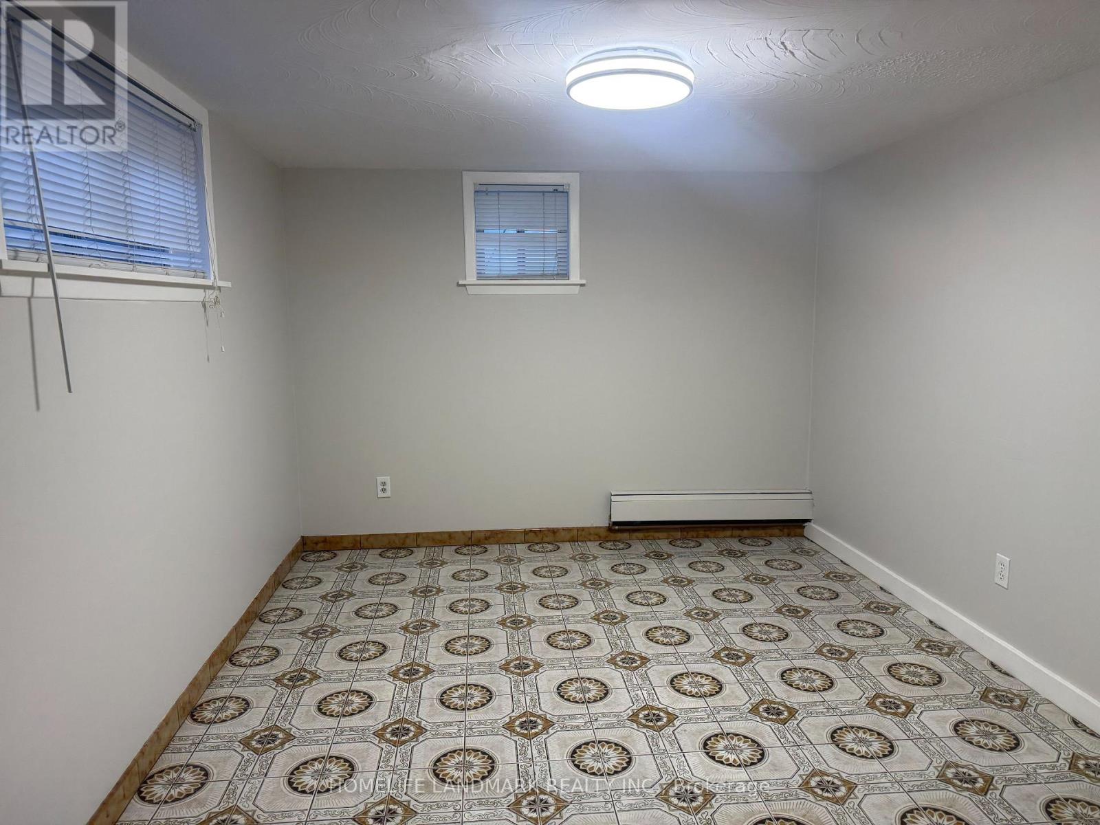 4 Sully Crescent, Toronto, Ontario  M6J 2E4 - Photo 11 - C12630028