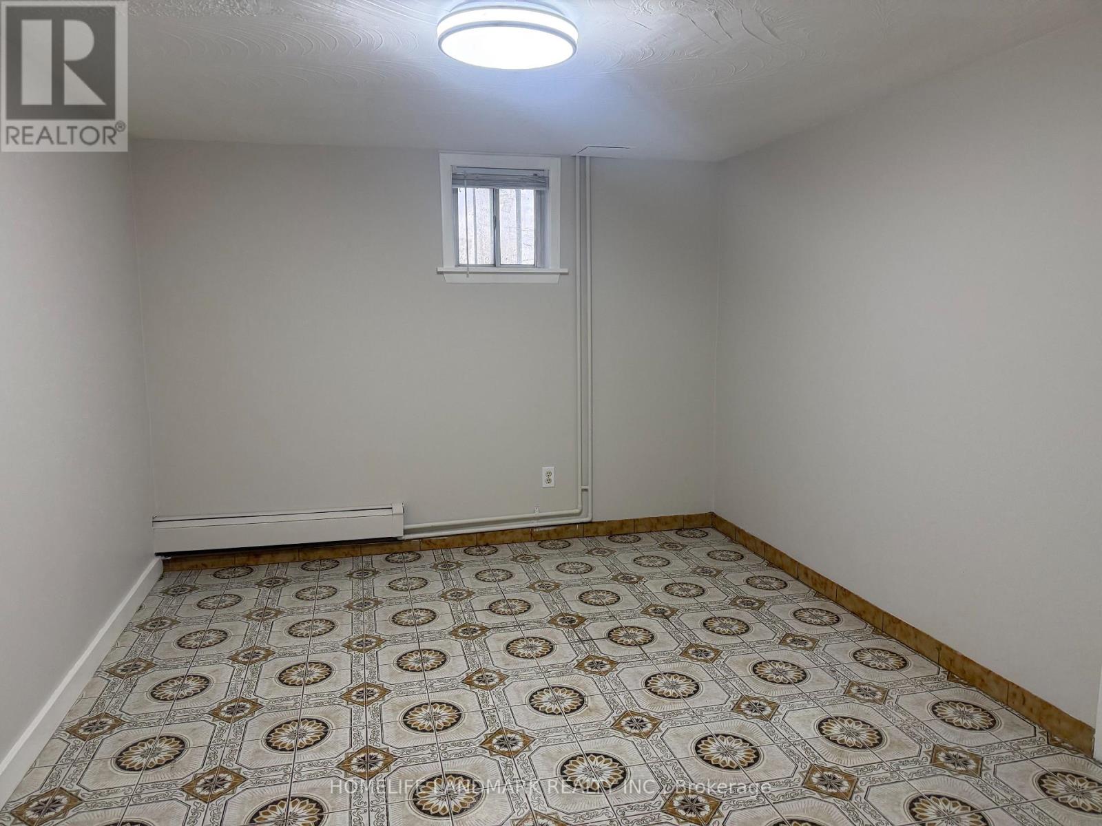 4 Sully Crescent, Toronto, Ontario  M6J 2E4 - Photo 12 - C12630028