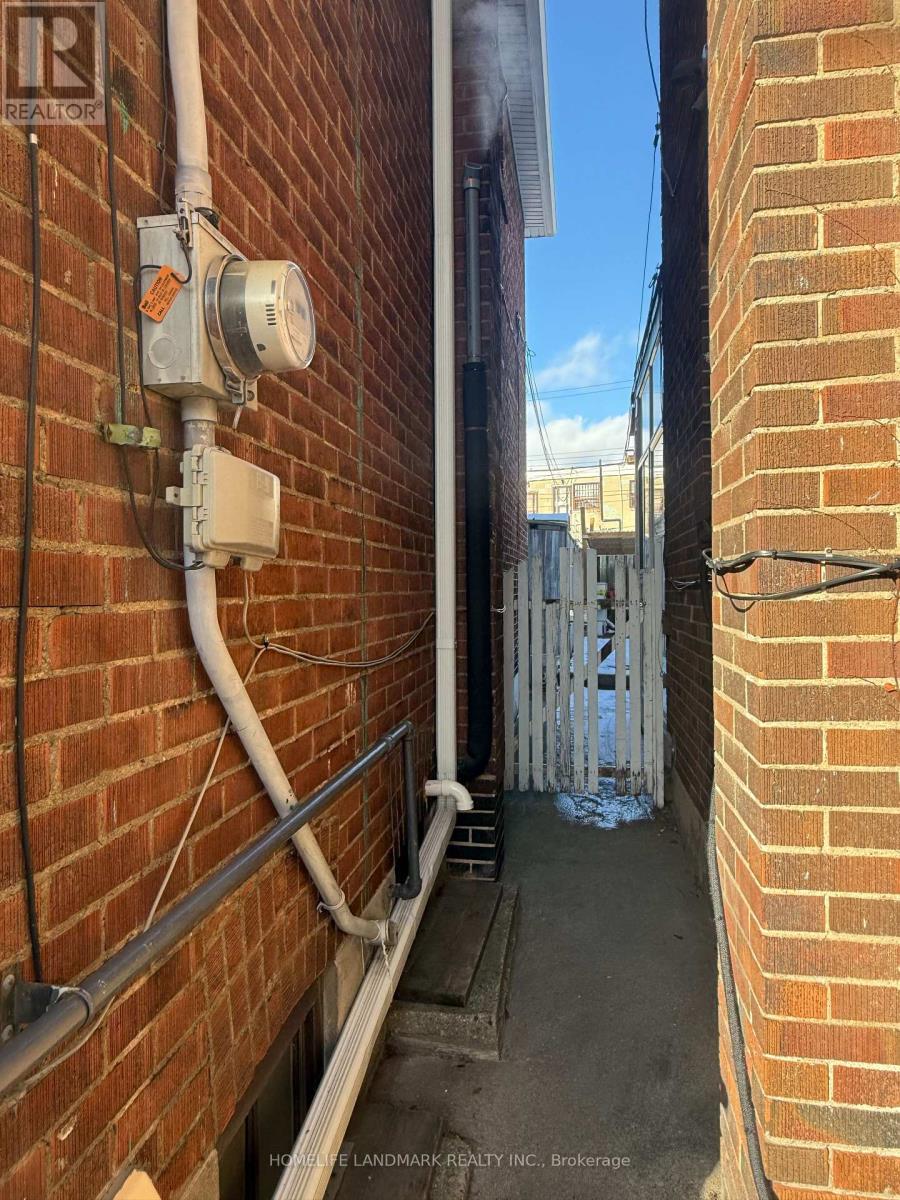 4 Sully Crescent, Toronto, Ontario  M6J 2E4 - Photo 2 - C12630028