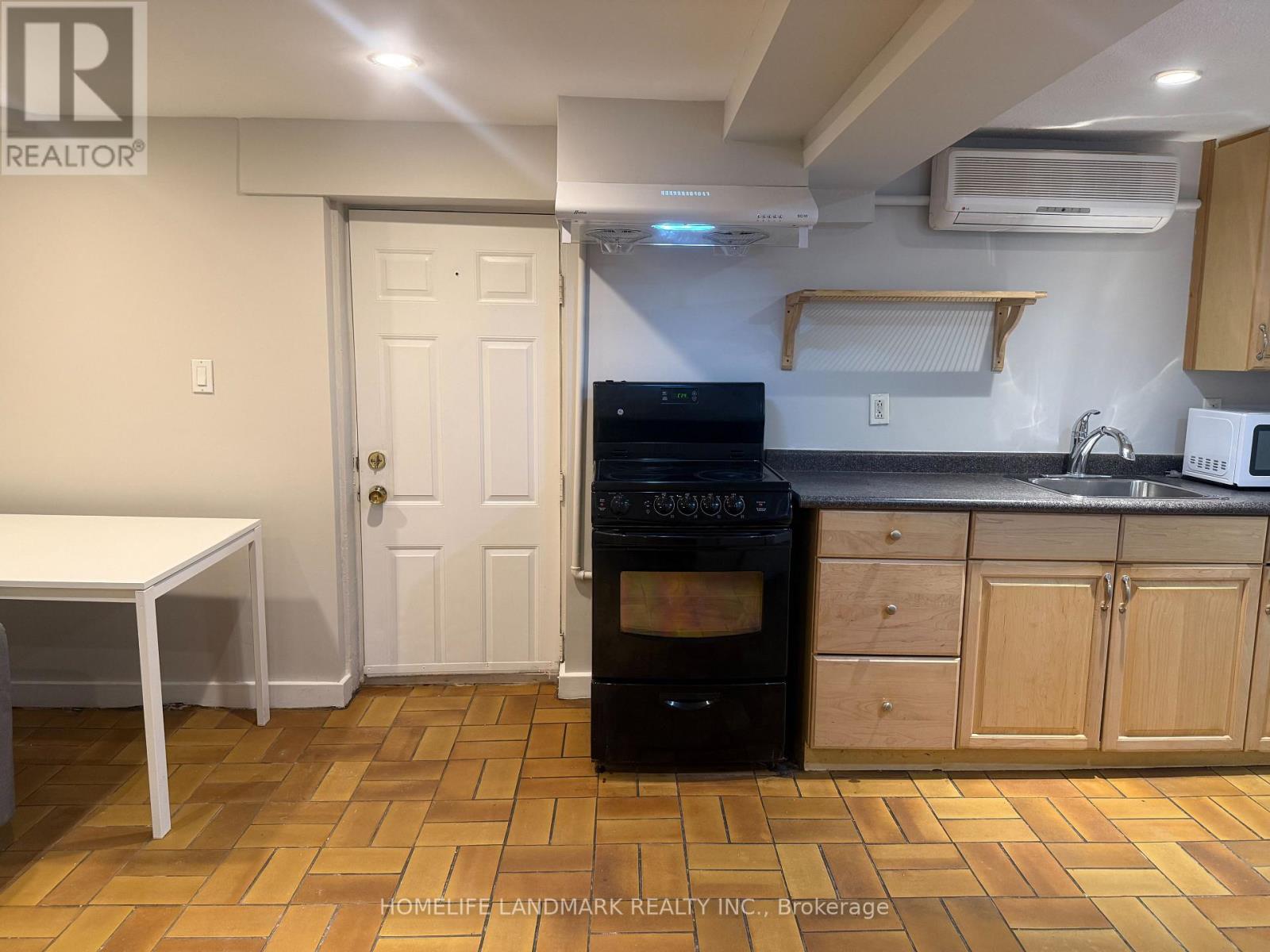 4 Sully Crescent, Toronto, Ontario  M6J 2E4 - Photo 3 - C12630028