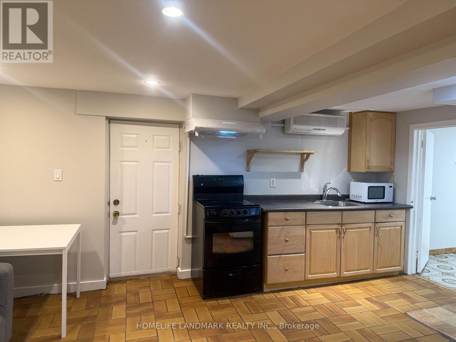 4 Sully Crescent, Toronto, Ontario  M6J 2E4 - Photo 4 - C12630028