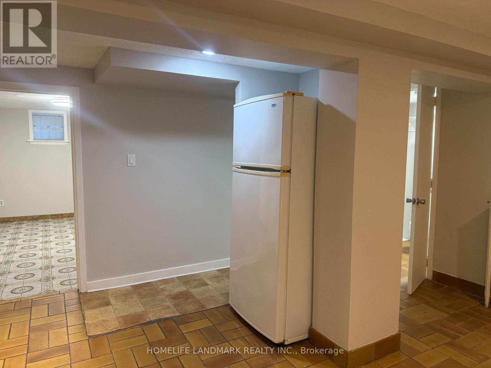 4 Sully Crescent, Toronto, Ontario  M6J 2E4 - Photo 9 - C12630028