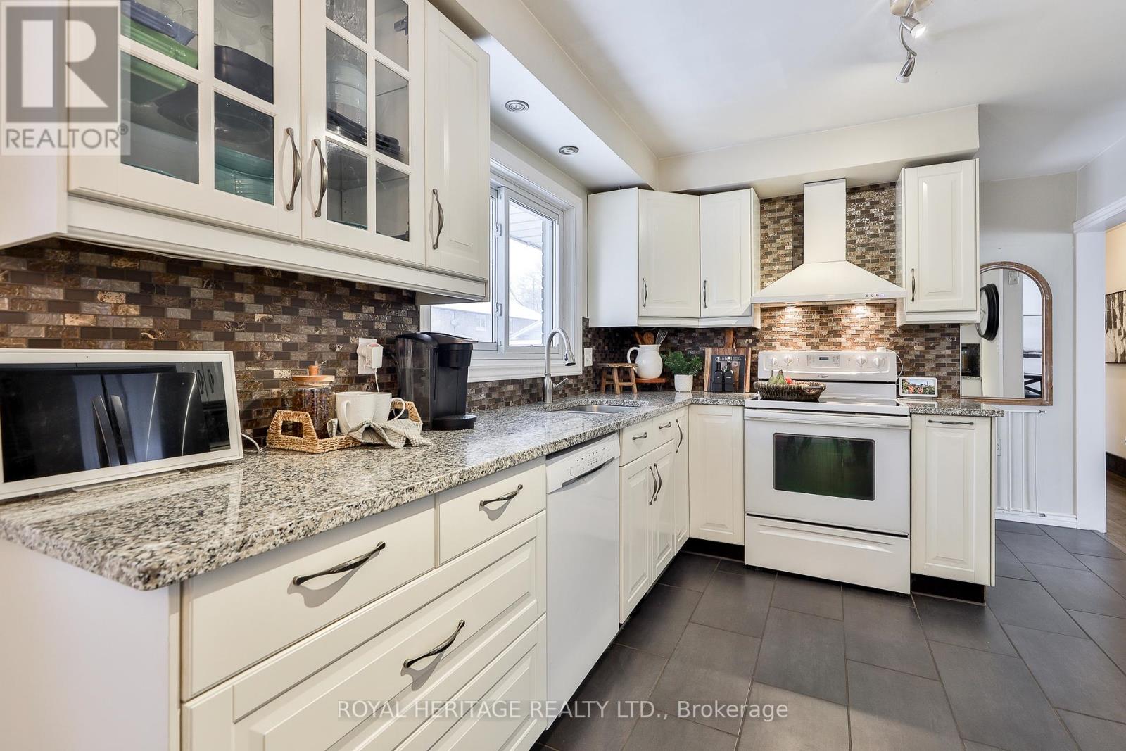 906 Dunlop Street E, Whitby, Ontario  L1N 1T2 - Photo 14 - E12630032