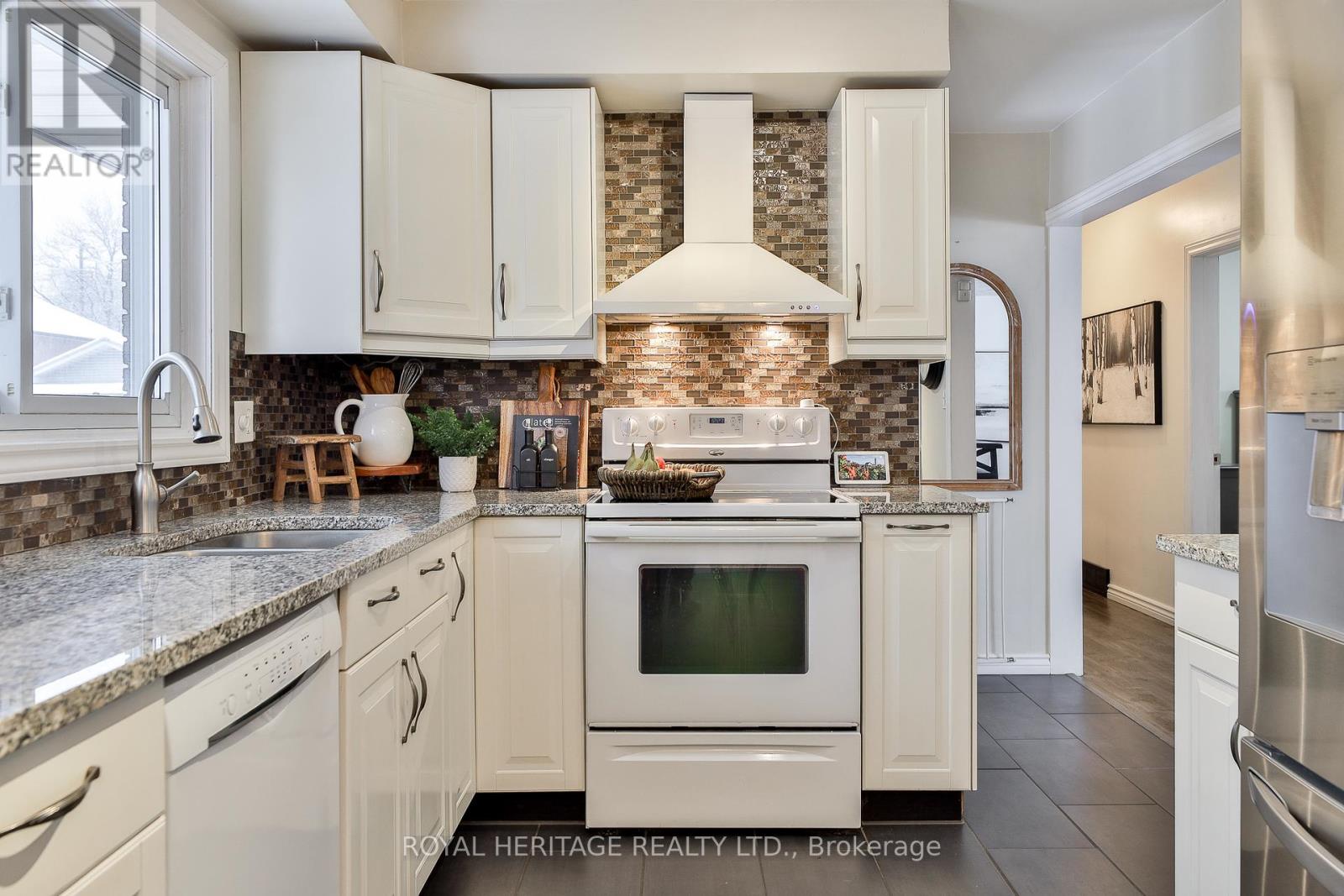 906 Dunlop Street E, Whitby, Ontario  L1N 1T2 - Photo 15 - E12630032