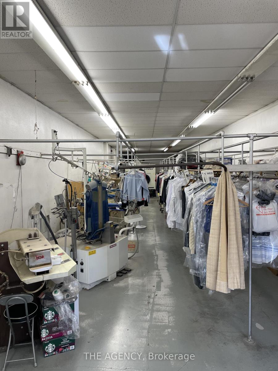 2936 Dundas Street W, Toronto, Ontario M6P 1Y8 - Photo 8 - W12628494