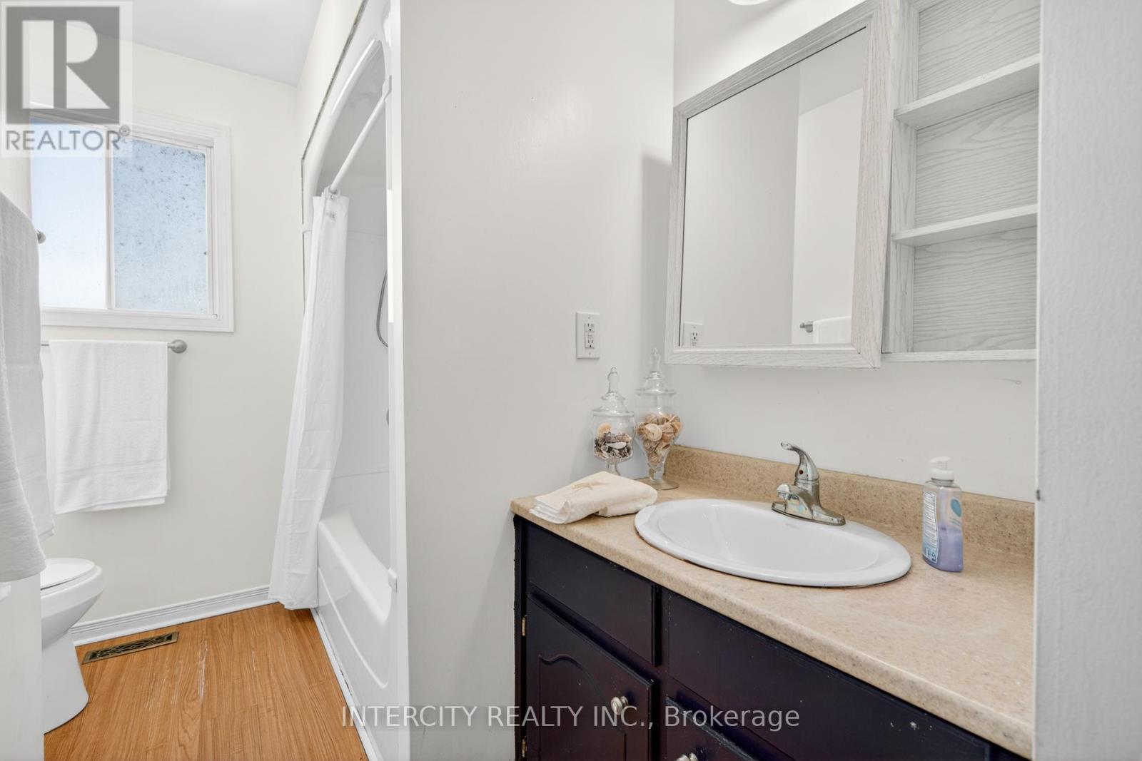 57 Valleyview Crescent, Bradford West Gwillimbury, Ontario  L3Z 1S8 - Photo 10 - N12630058