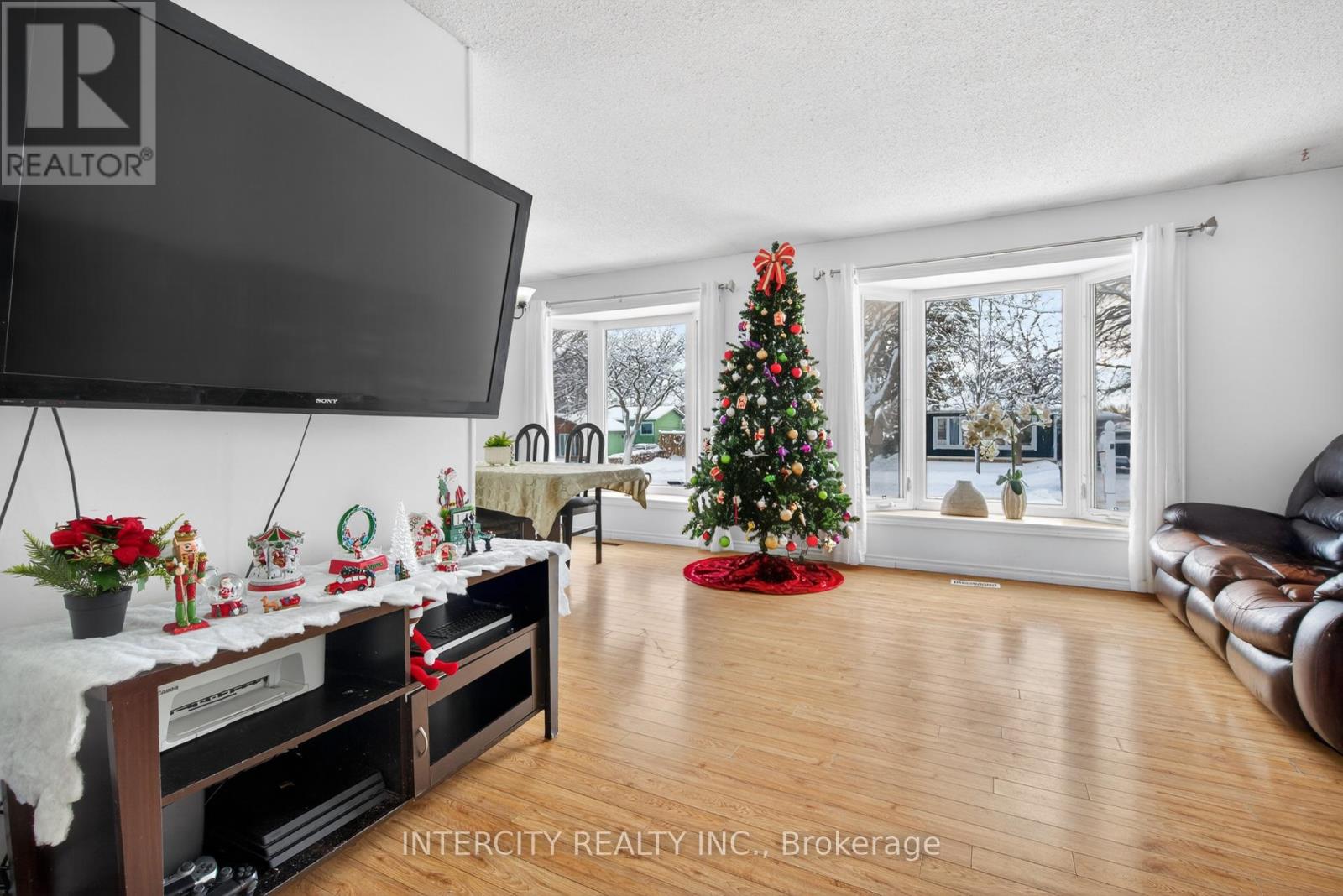 57 Valleyview Crescent, Bradford West Gwillimbury, Ontario  L3Z 1S8 - Photo 4 - N12630058