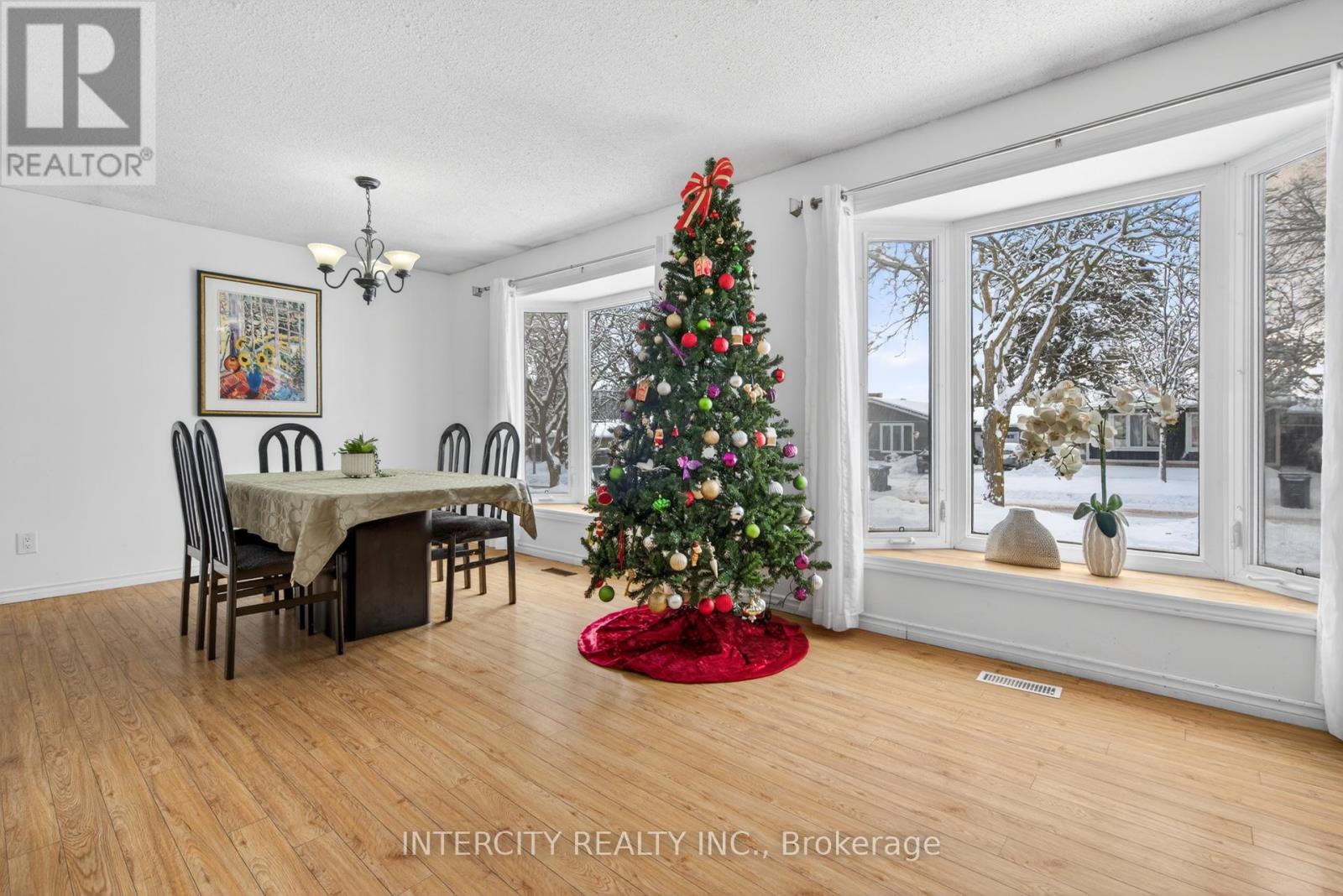 57 Valleyview Crescent, Bradford West Gwillimbury, Ontario  L3Z 1S8 - Photo 5 - N12630058