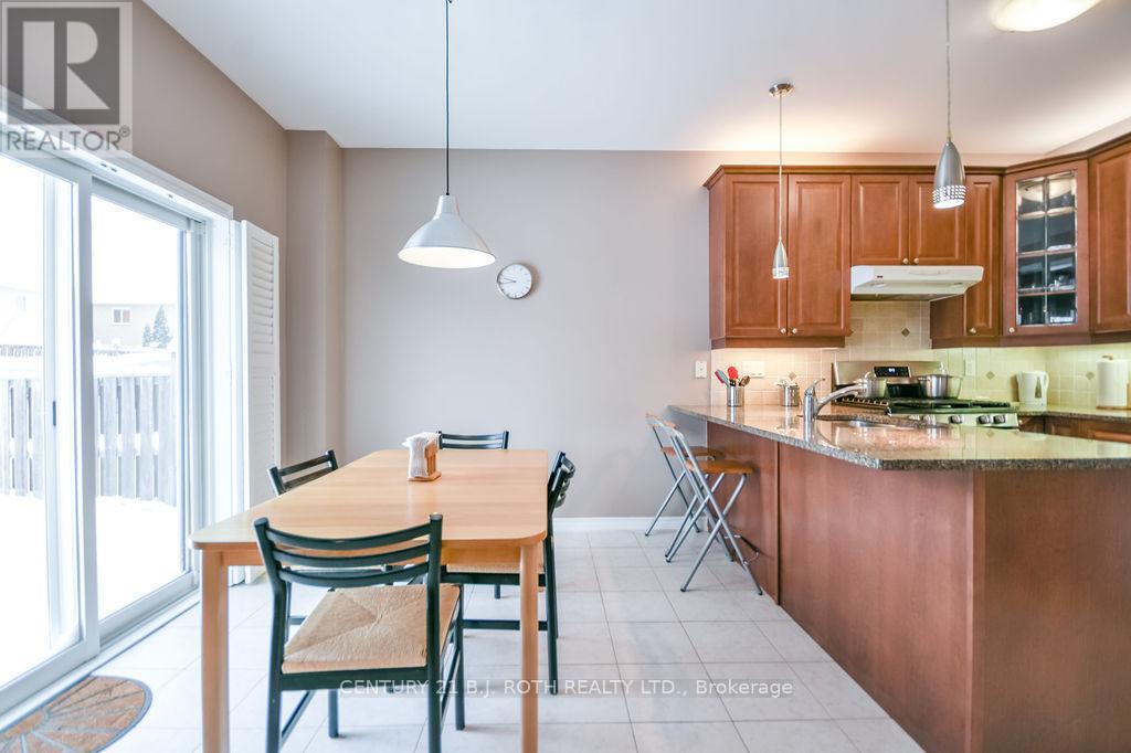 24 Connaught Lane, Barrie, Ontario  L4M 0A6 - Photo 11 - S12629900