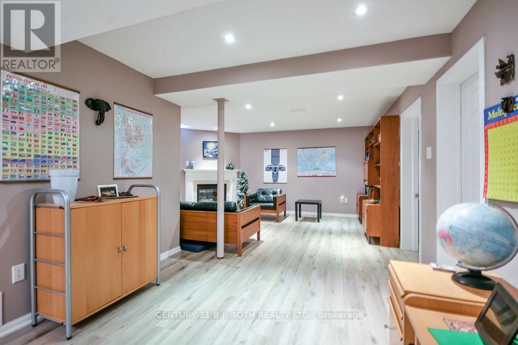 24 Connaught Lane, Barrie, Ontario  L4M 0A6 - Photo 36 - S12629900