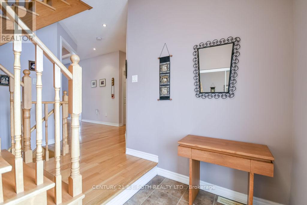 24 Connaught Lane, Barrie, Ontario  L4M 0A6 - Photo 5 - S12629900