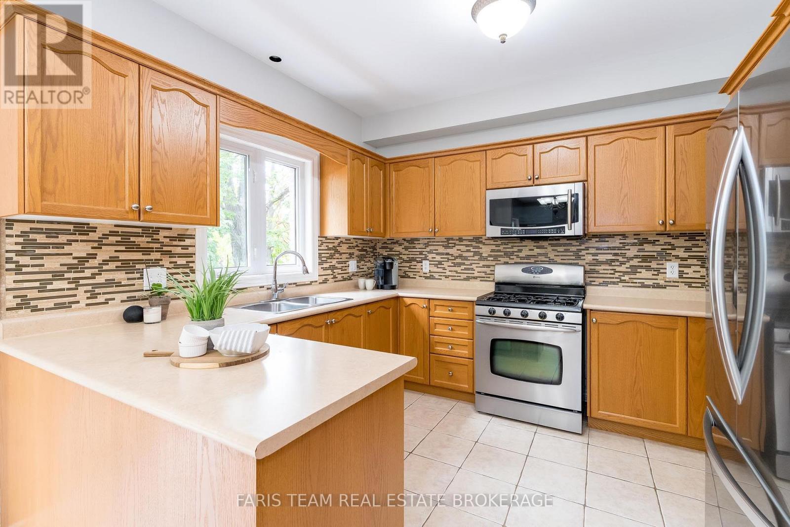 96 Osprey Ridge Road, Barrie (Little Lake), Ontario  L4M 6P3 - Photo 5 - S12629908