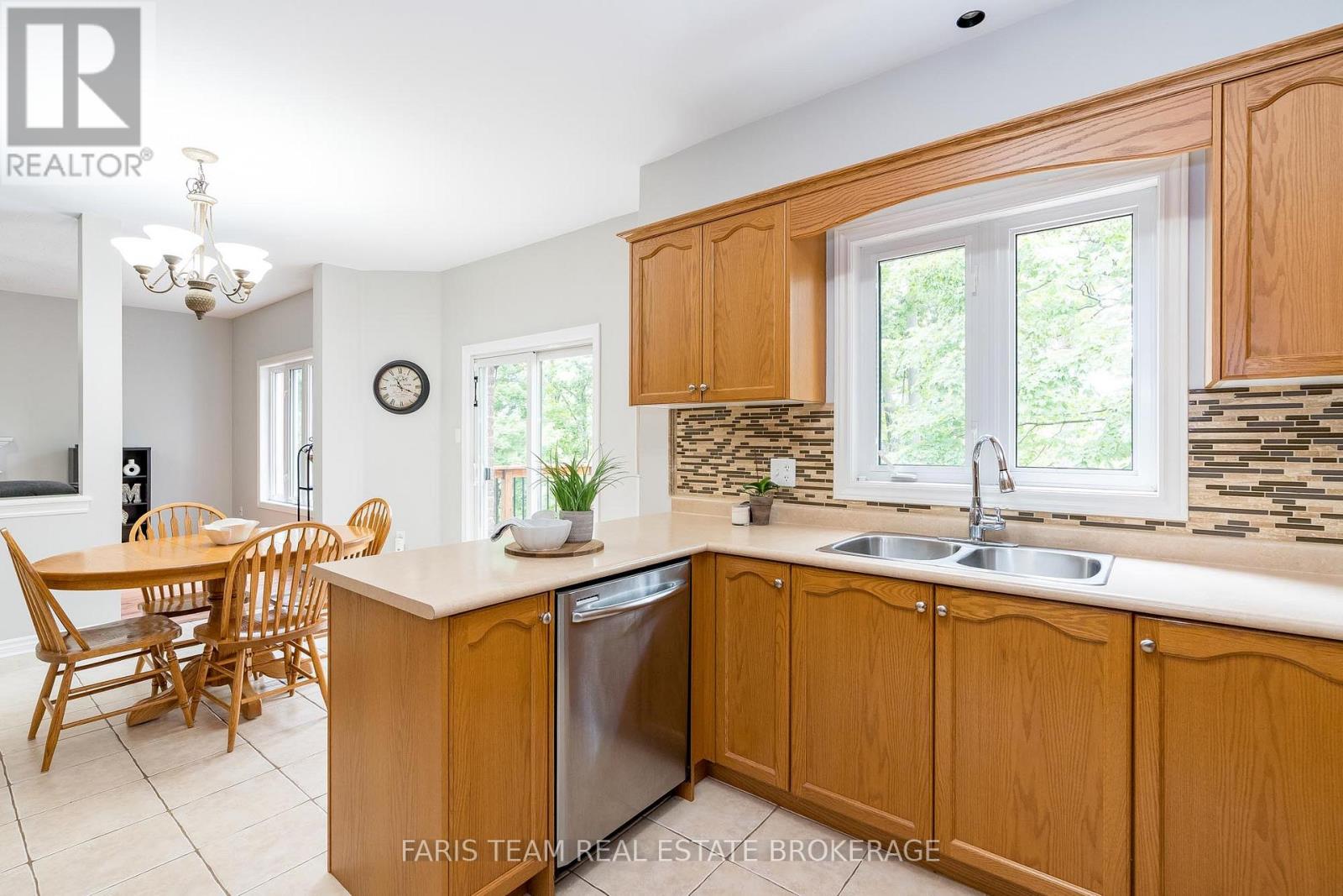 96 Osprey Ridge Road, Barrie (Little Lake), Ontario  L4M 6P3 - Photo 9 - S12629908