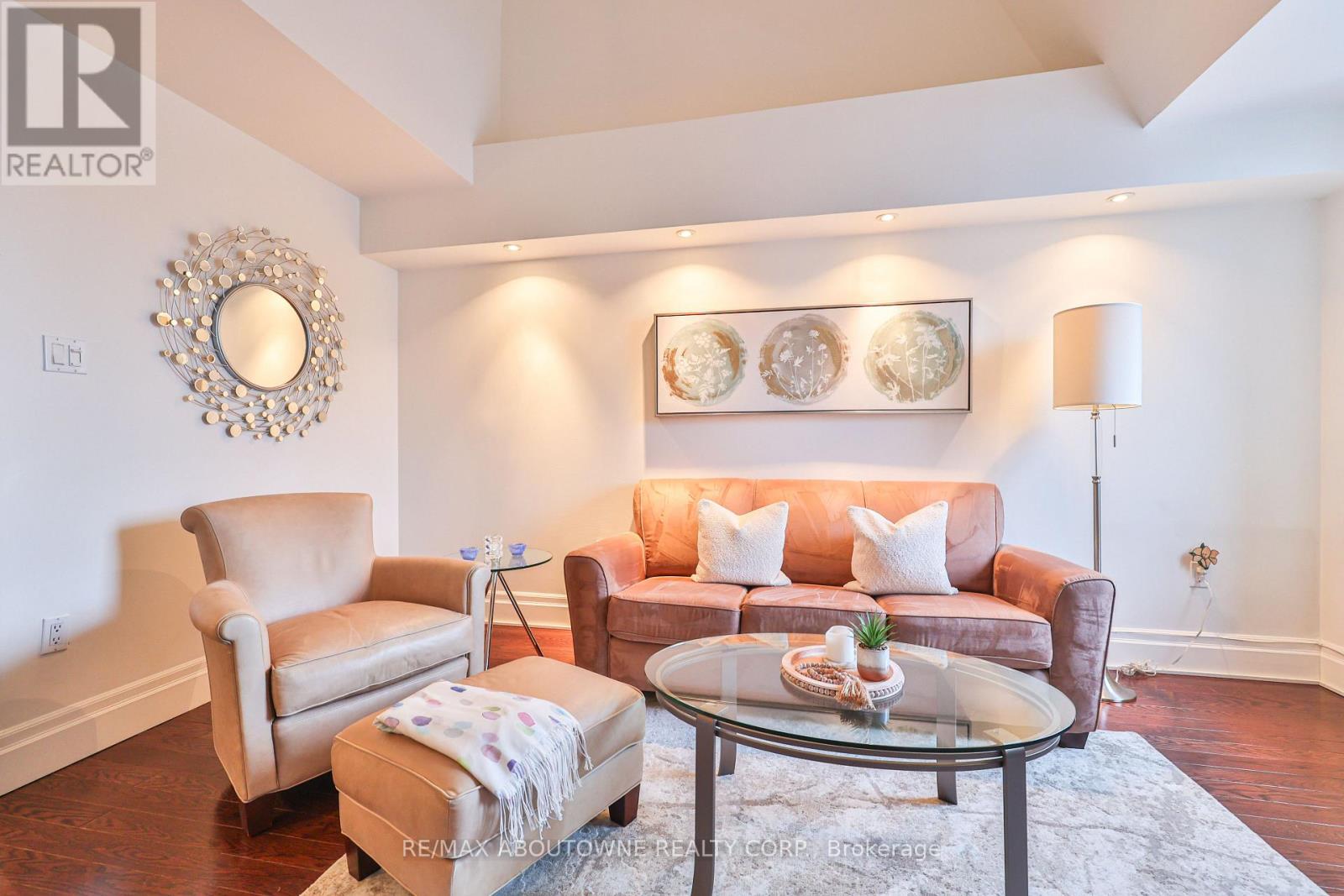 404 - 185 Robinson Street, Oakville (Oo Old Oakville), Ontario  L6J 7P6 - Photo 16 - W12629910