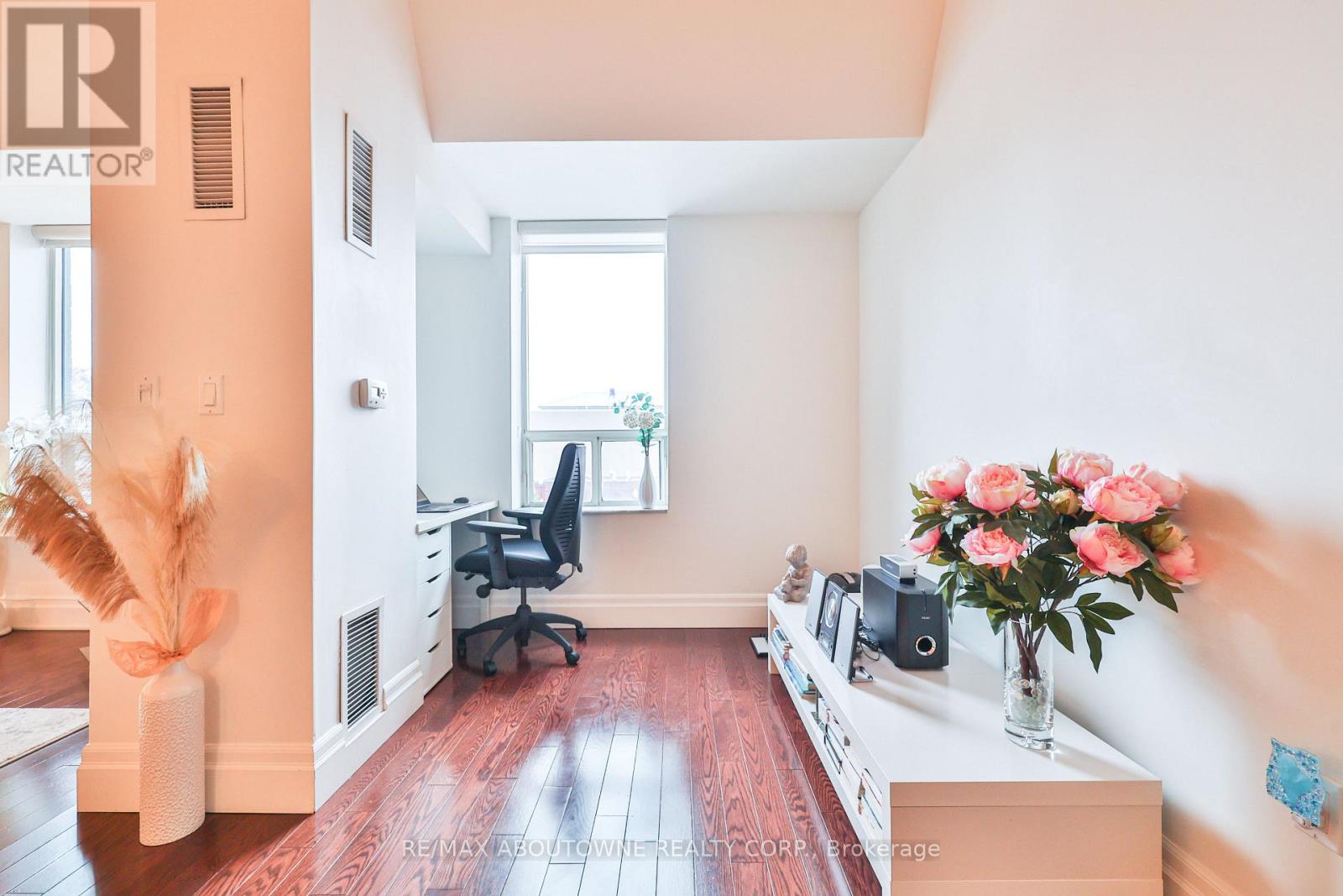 404 - 185 Robinson Street, Oakville (Oo Old Oakville), Ontario  L6J 7P6 - Photo 17 - W12629910