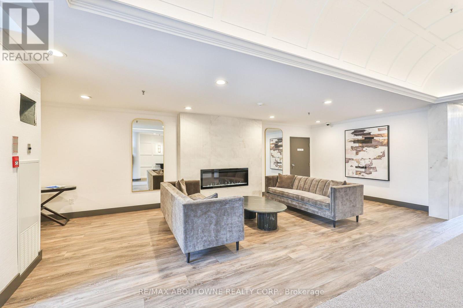 404 - 185 Robinson Street, Oakville (Oo Old Oakville), Ontario  L6J 7P6 - Photo 5 - W12629910