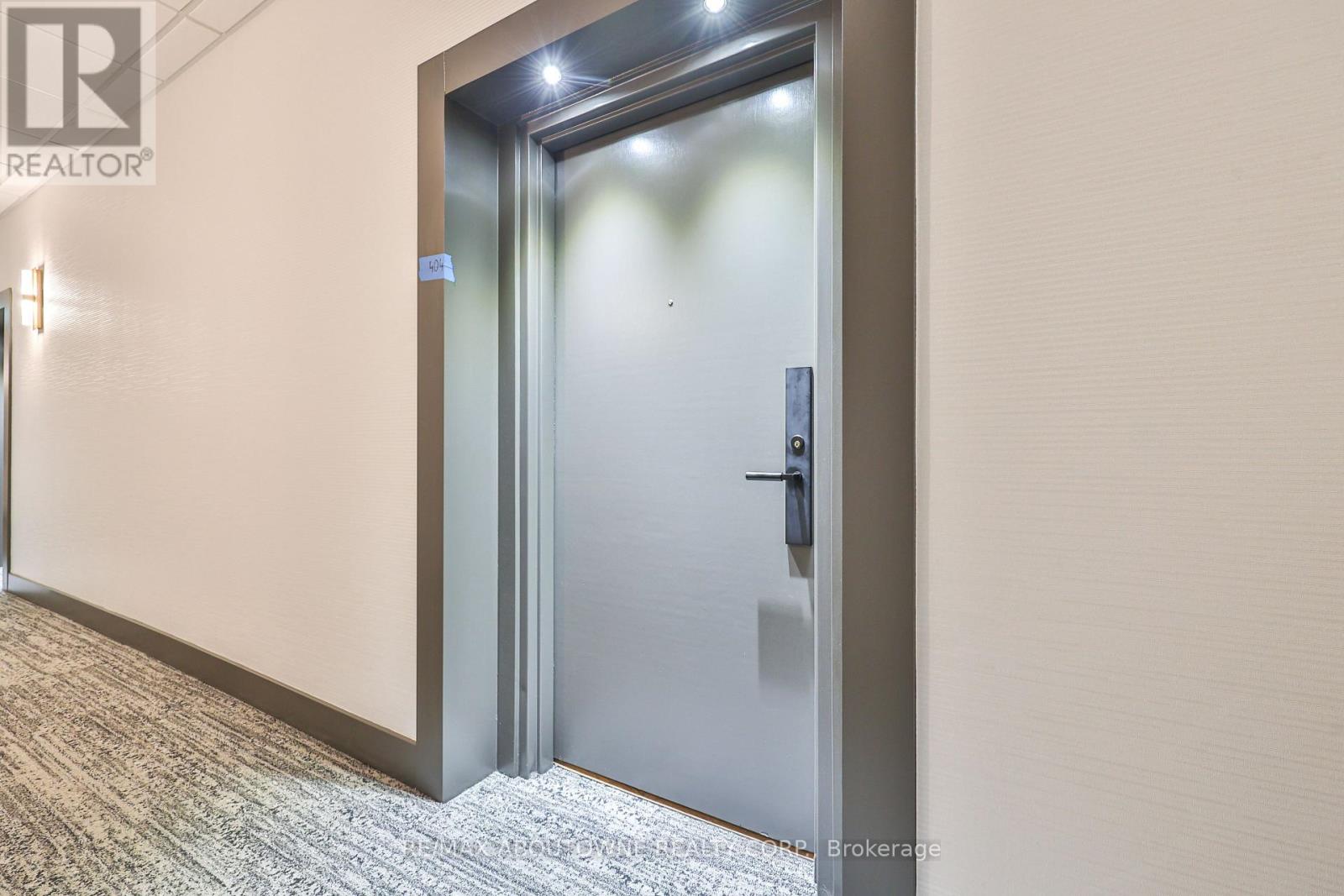 404 - 185 Robinson Street, Oakville (Oo Old Oakville), Ontario  L6J 7P6 - Photo 8 - W12629910