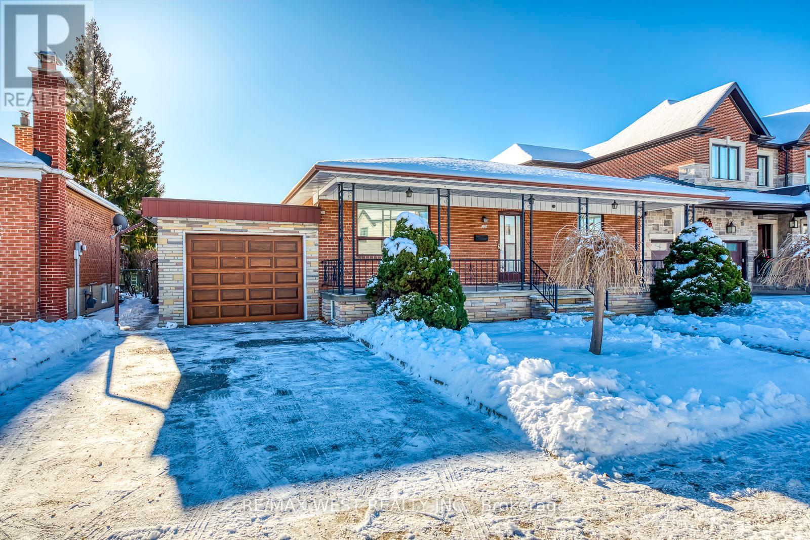 709 GLENGROVE AVENUE, Toronto, Ontario