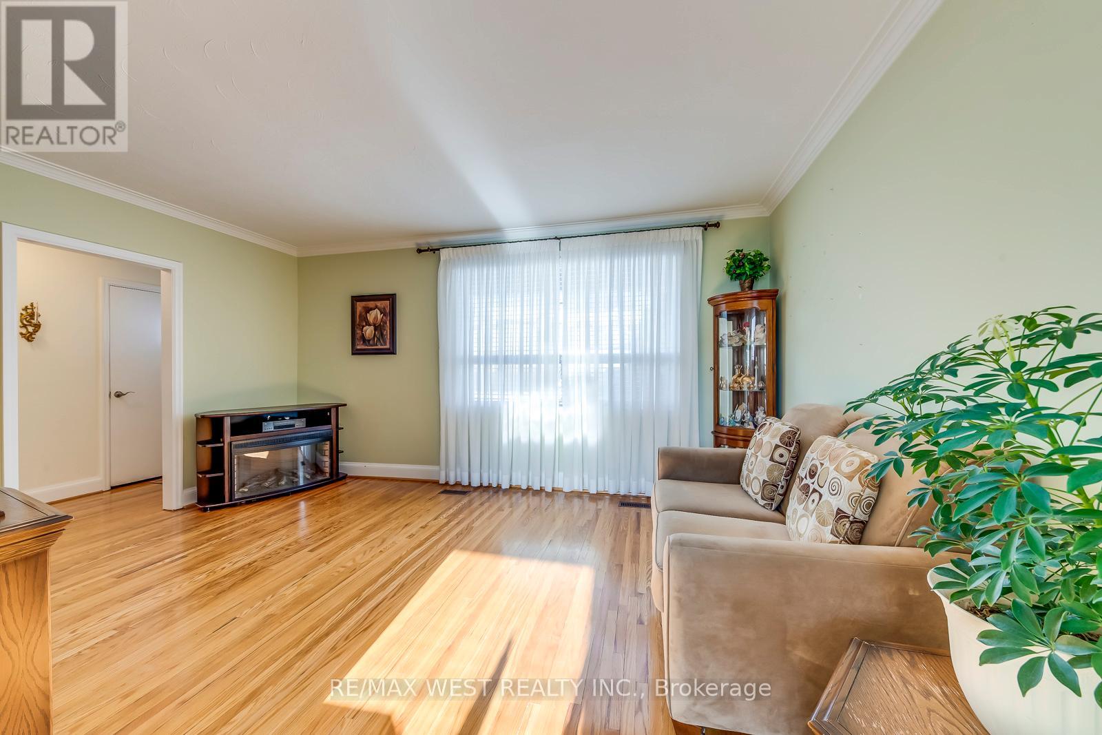 709 Glengrove Avenue, Toronto, Ontario  M6B 2J4 - Photo 10 - W12629932