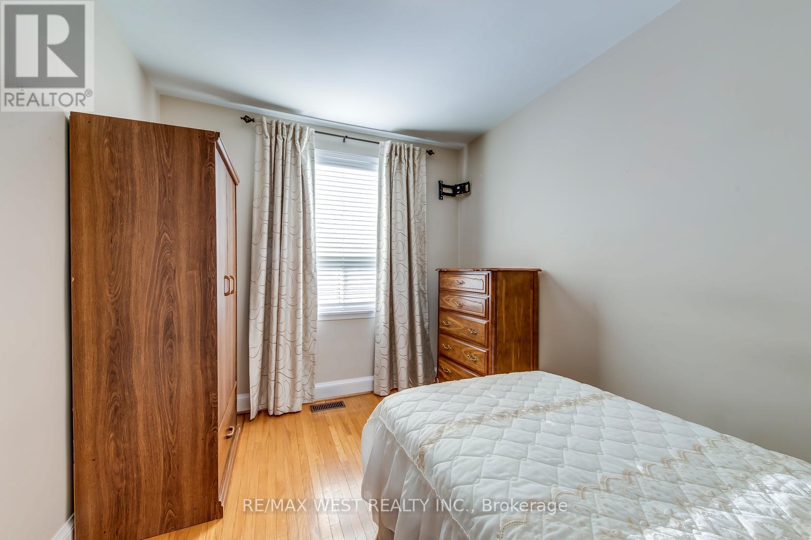 709 Glengrove Avenue, Toronto, Ontario  M6B 2J4 - Photo 23 - W12629932