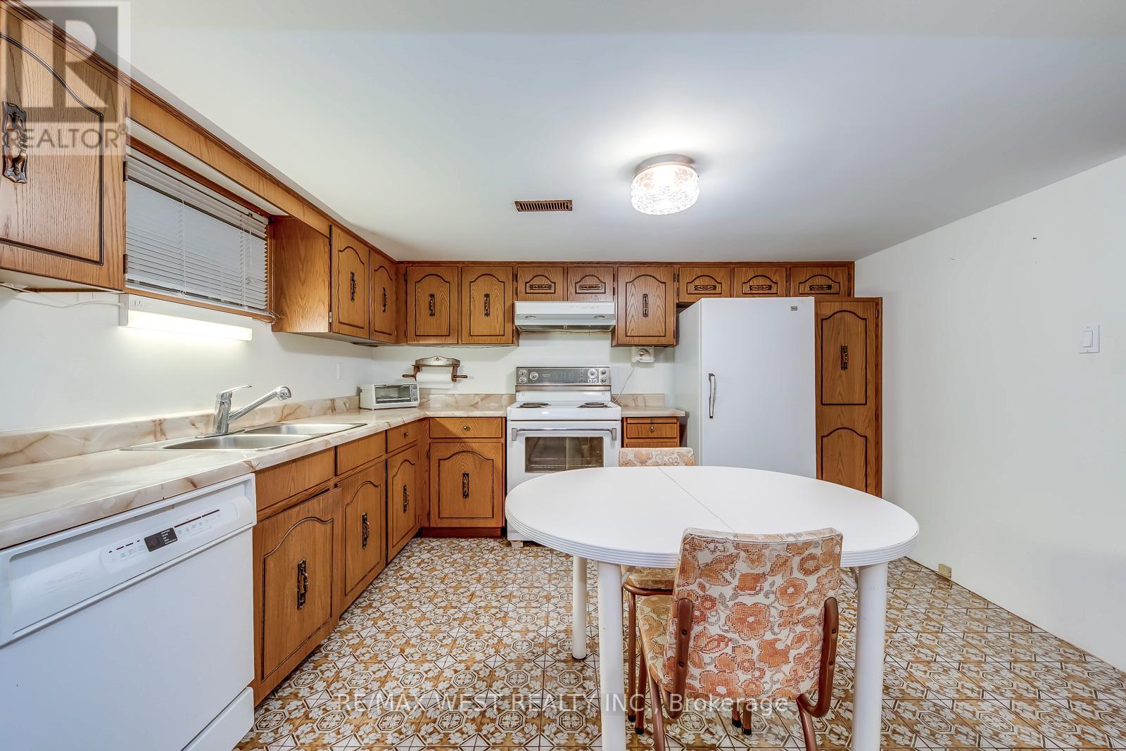 709 Glengrove Avenue, Toronto, Ontario  M6B 2J4 - Photo 35 - W12629932