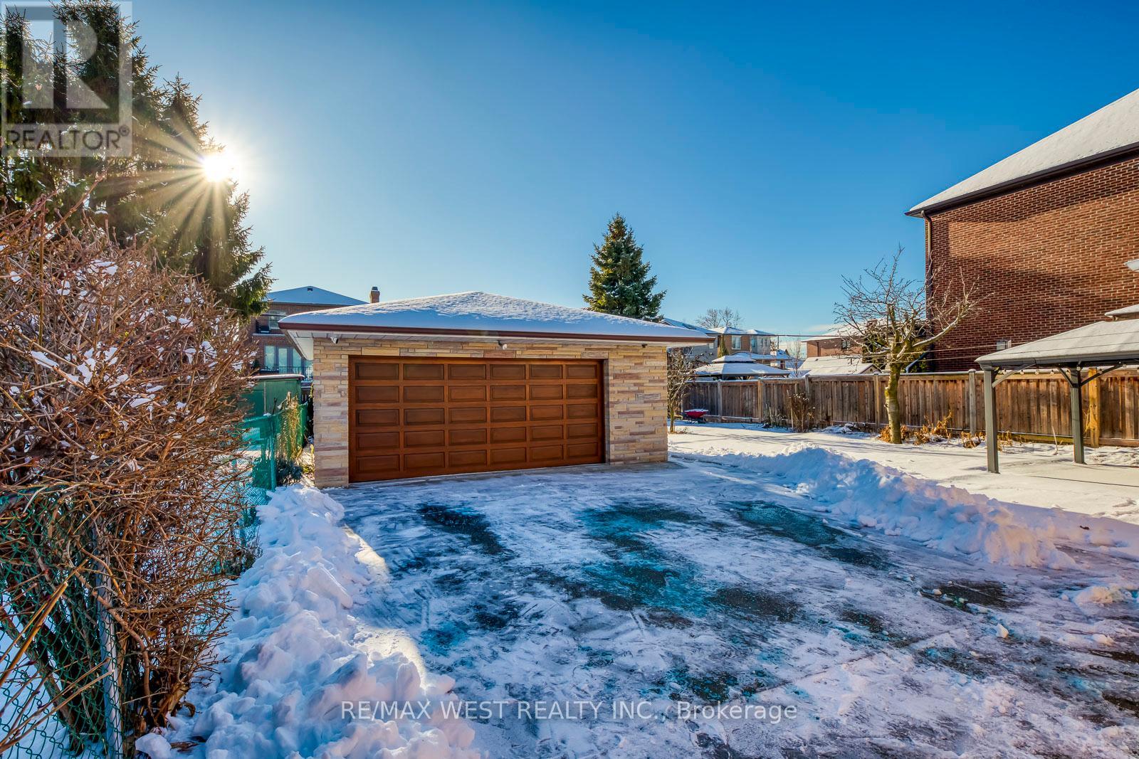 709 Glengrove Avenue, Toronto, Ontario  M6B 2J4 - Photo 38 - W12629932