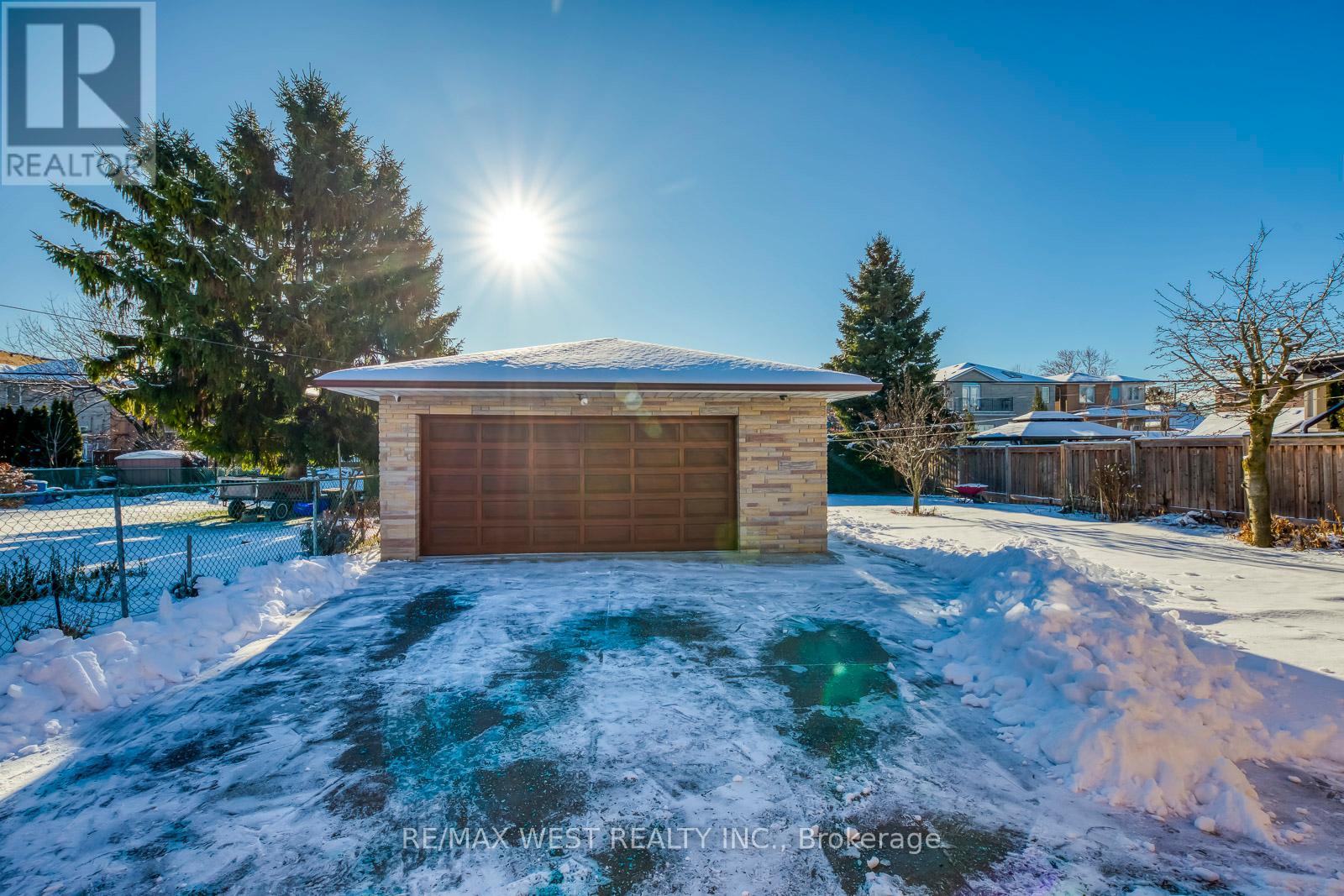 709 Glengrove Avenue, Toronto, Ontario  M6B 2J4 - Photo 39 - W12629932