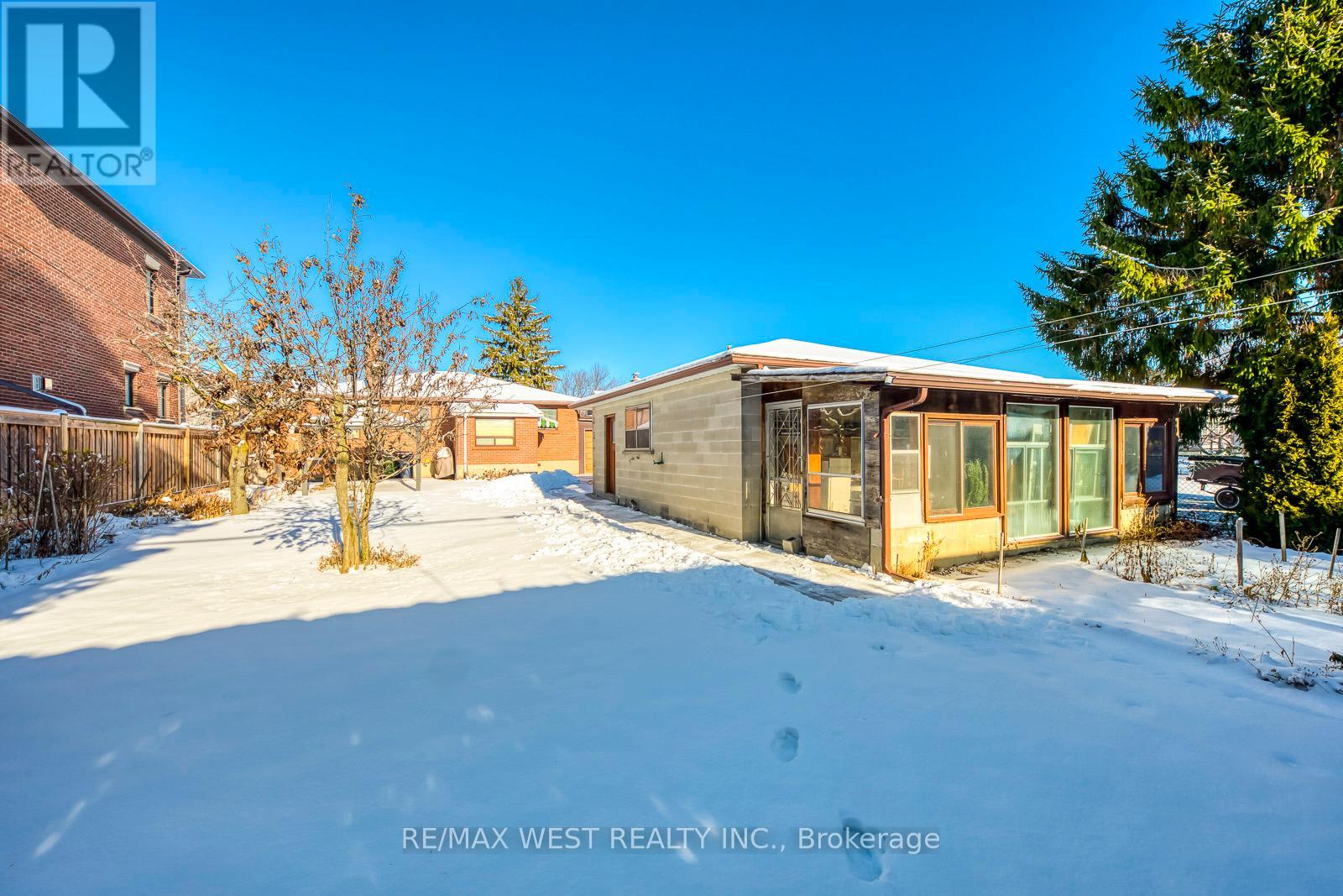 709 Glengrove Avenue, Toronto, Ontario  M6B 2J4 - Photo 41 - W12629932