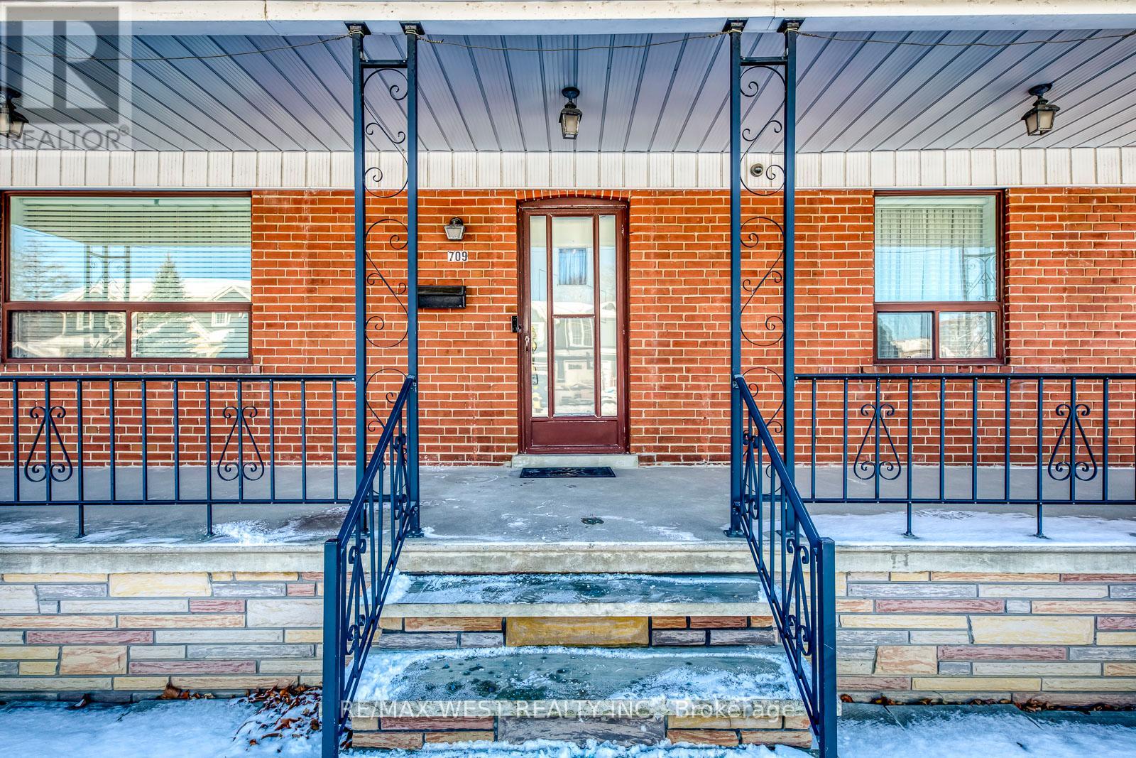 709 Glengrove Avenue, Toronto, Ontario  M6B 2J4 - Photo 5 - W12629932