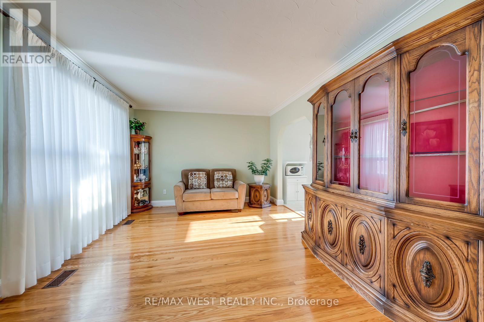 709 Glengrove Avenue, Toronto, Ontario  M6B 2J4 - Photo 8 - W12629932