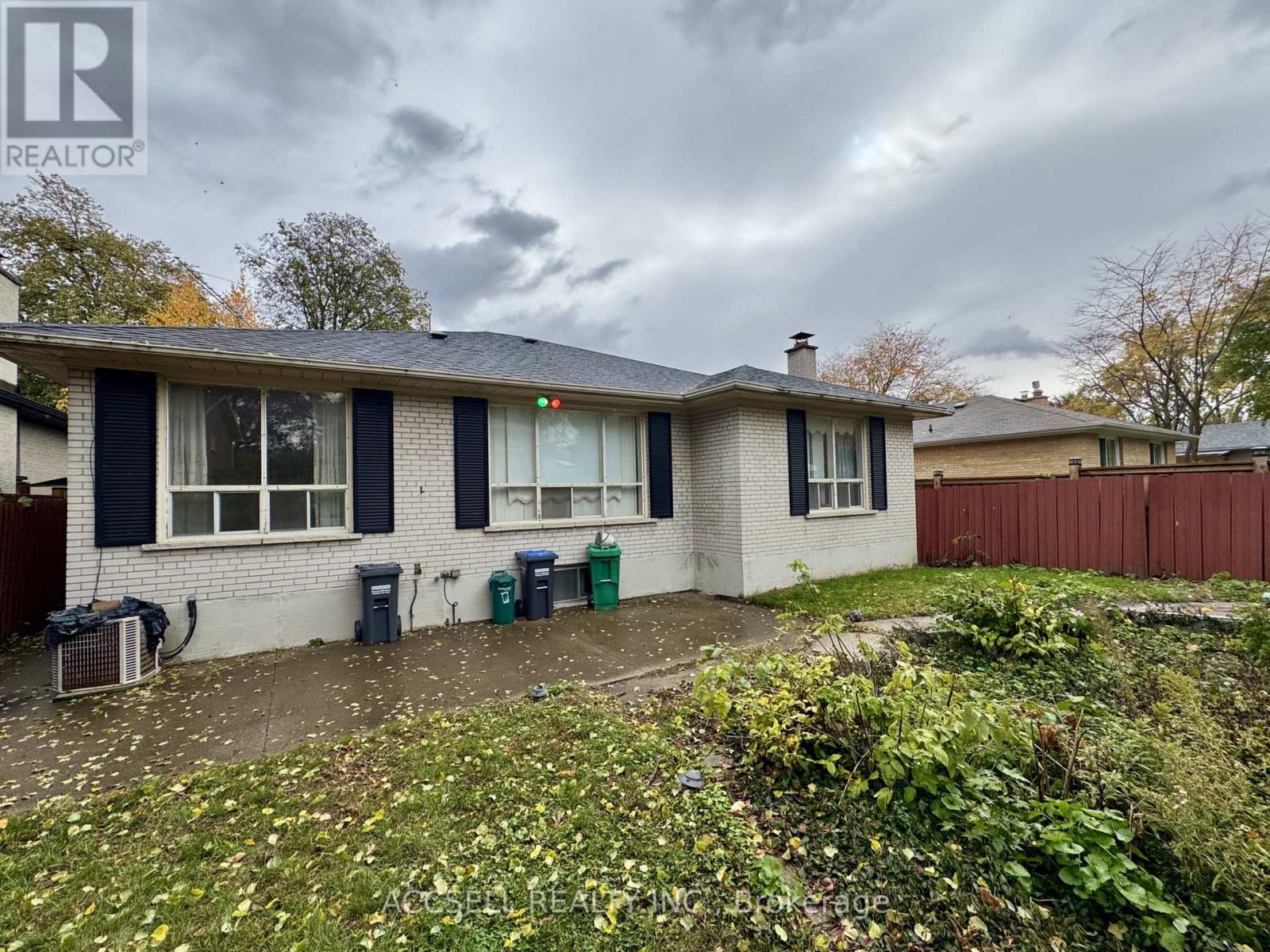 403 Chantenay Drive, Mississauga, Ontario  L5A 1E9 - Photo 15 - W12630008