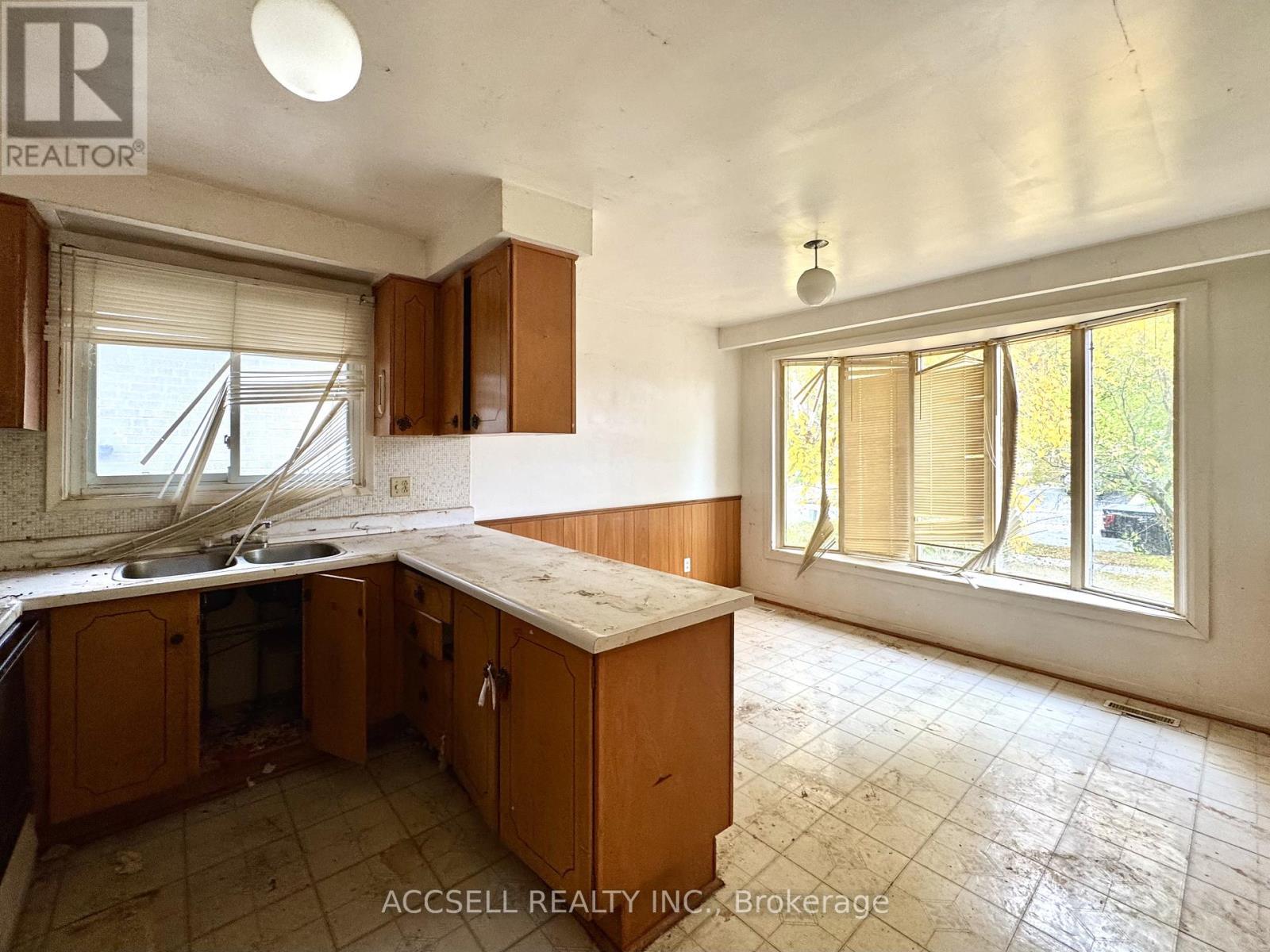 403 Chantenay Drive, Mississauga, Ontario  L5A 1E9 - Photo 5 - W12630008