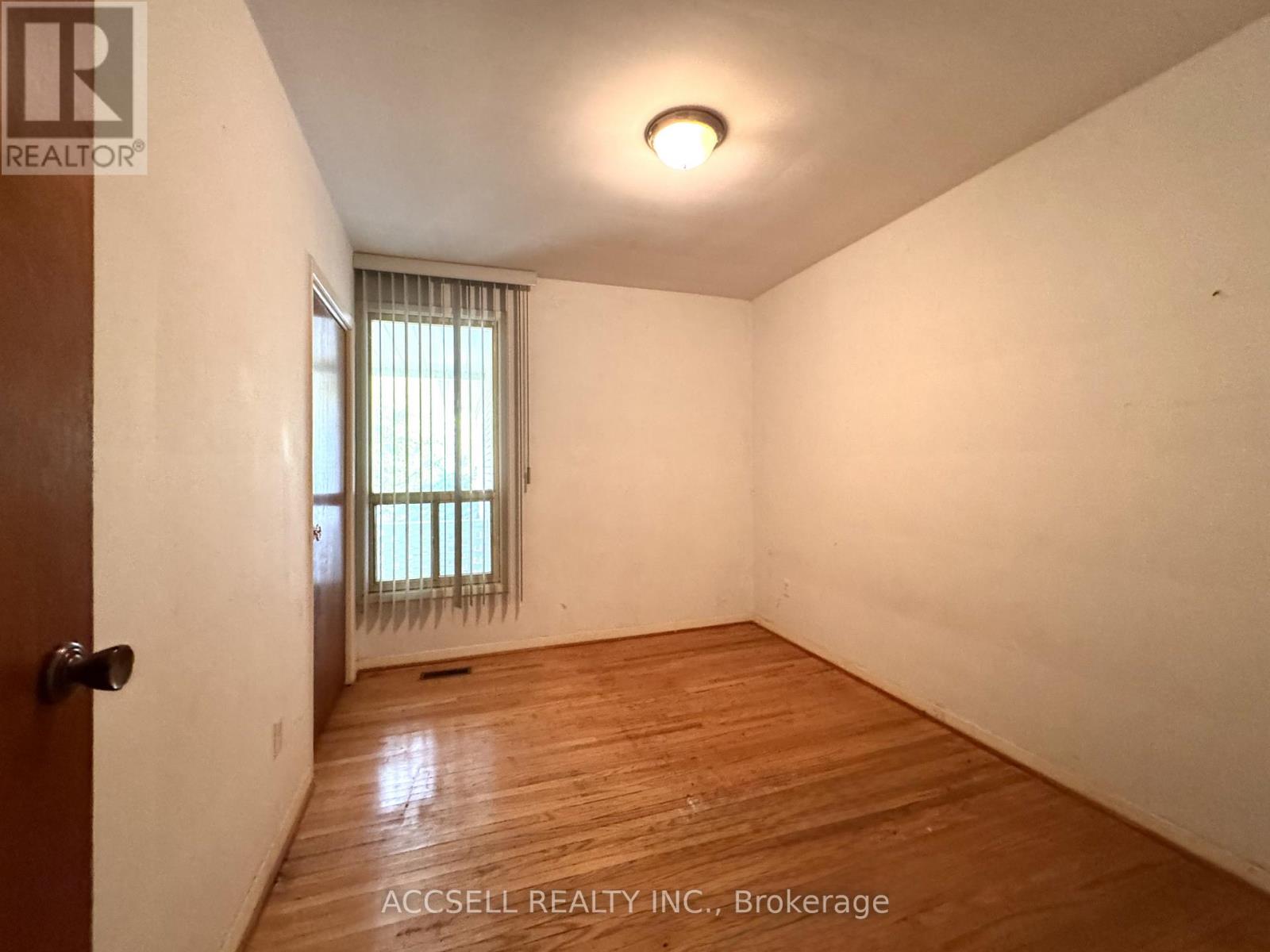 403 Chantenay Drive, Mississauga, Ontario  L5A 1E9 - Photo 6 - W12630008