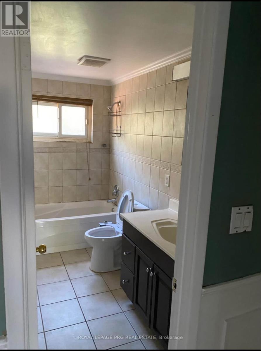 4 Duke Road, Brampton (Southgate), Ontario  L6T 3K1 - Photo 8 - W12630024