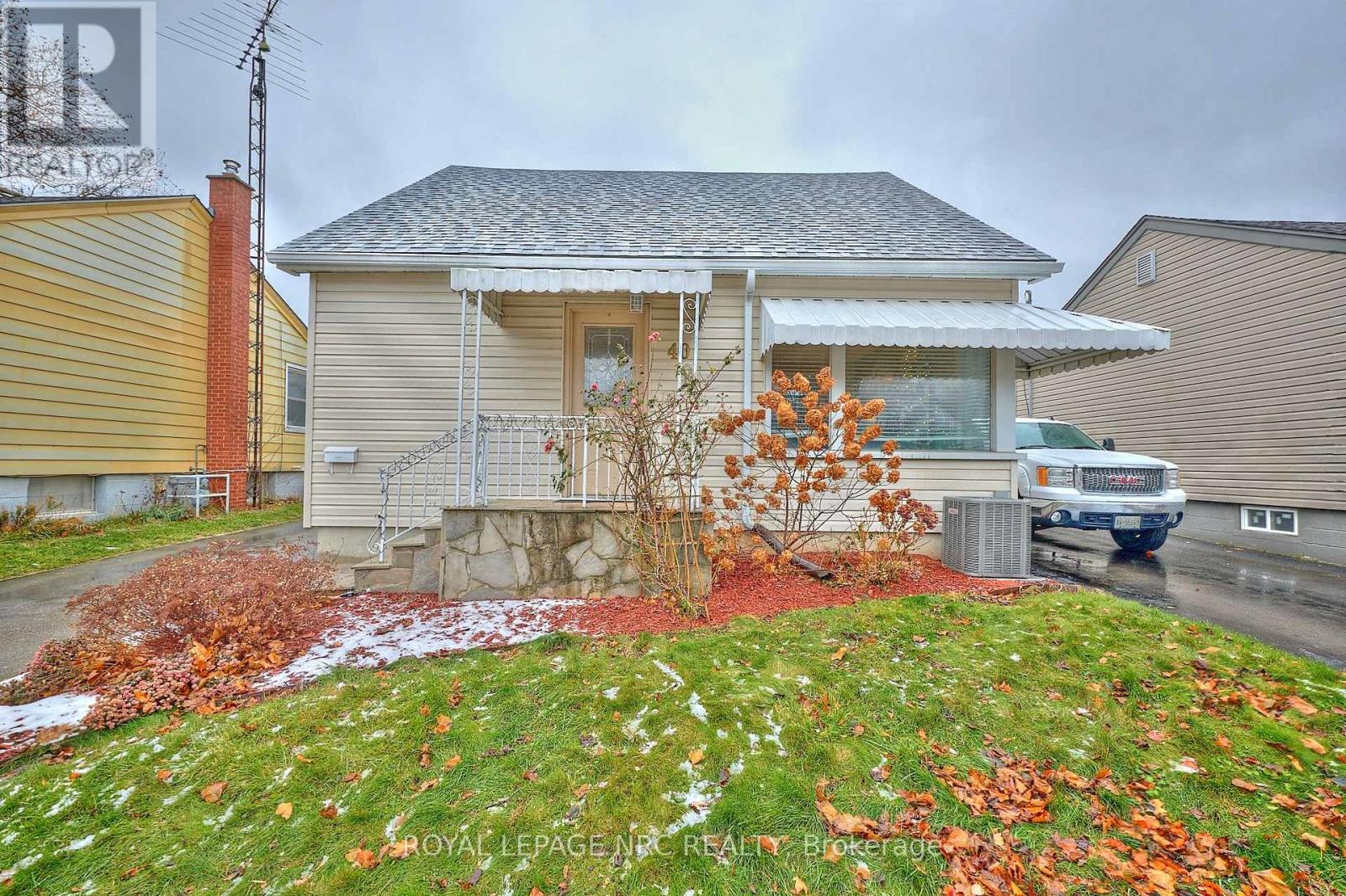 40 Shakespeare Avenue, St. Catharines, Ontario  L2R 6M6 - Photo 1 - X12630100