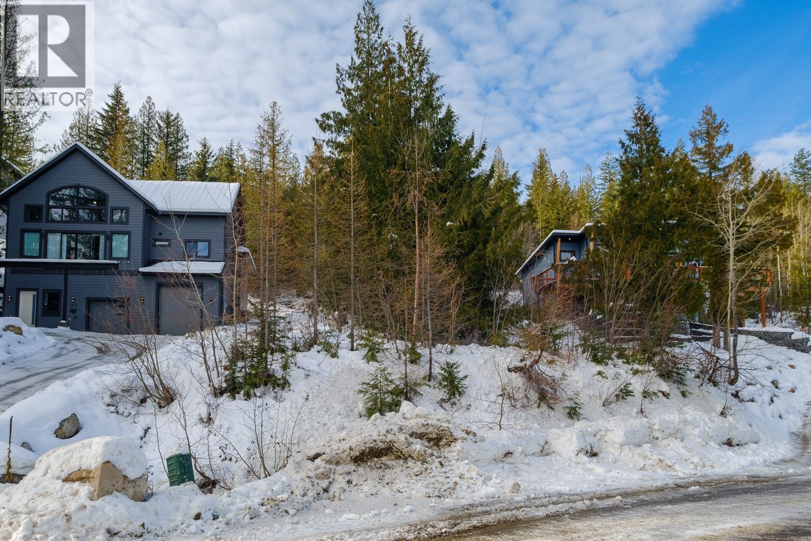 <div class="slider-price">$535,000</div><p>1015 Olaus Way, Rossland, British Columbia</p>