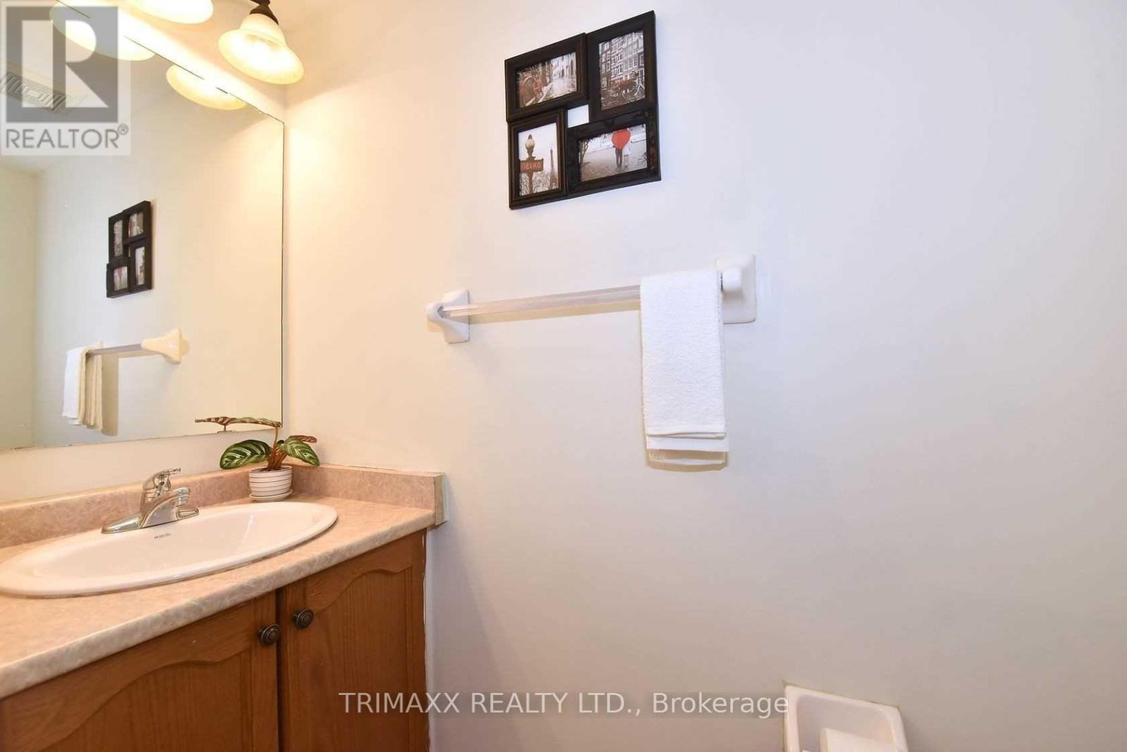 22 Qualivalley Drive, Brampton, Ontario  L6R 0N4 - Photo 10 - W12630178