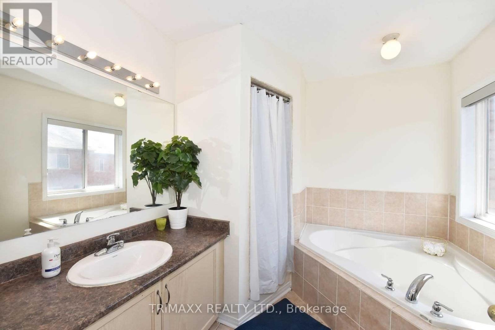 22 Qualivalley Drive, Brampton, Ontario  L6R 0N4 - Photo 13 - W12630178