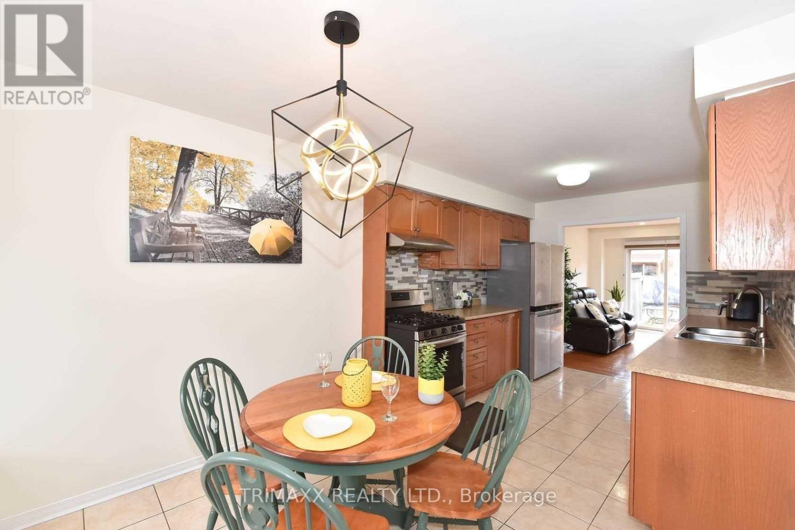 22 Qualivalley Drive, Brampton, Ontario  L6R 0N4 - Photo 5 - W12630178