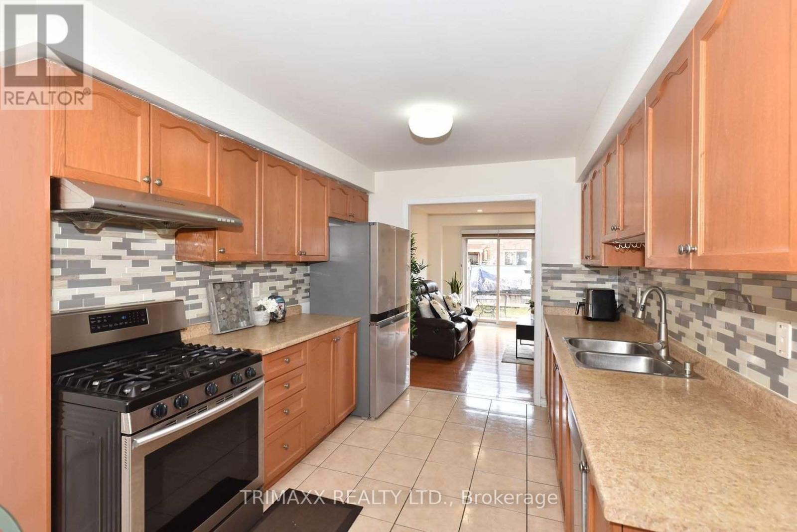 22 Qualivalley Drive, Brampton, Ontario  L6R 0N4 - Photo 6 - W12630178