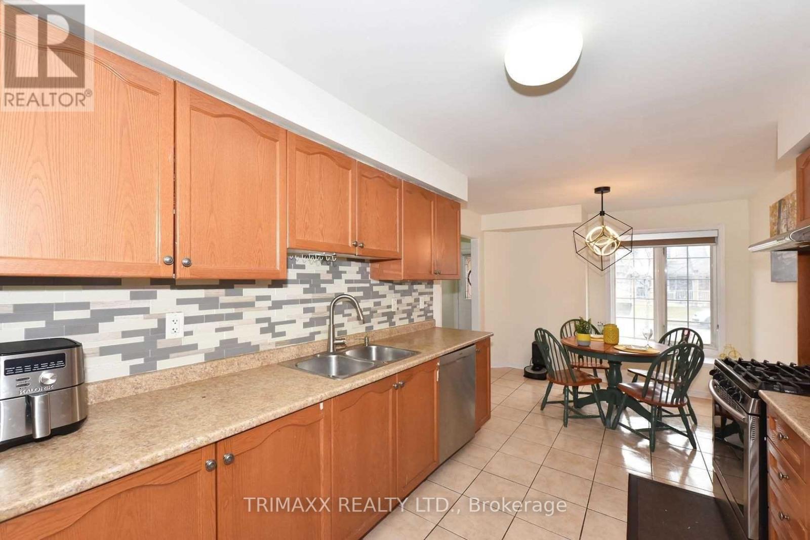 22 Qualivalley Drive, Brampton, Ontario  L6R 0N4 - Photo 7 - W12630178