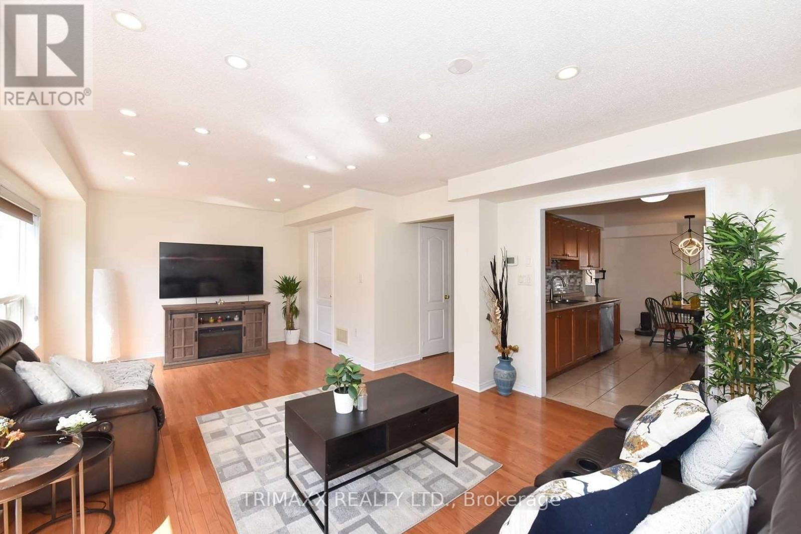 22 Qualivalley Drive, Brampton, Ontario  L6R 0N4 - Photo 9 - W12630178