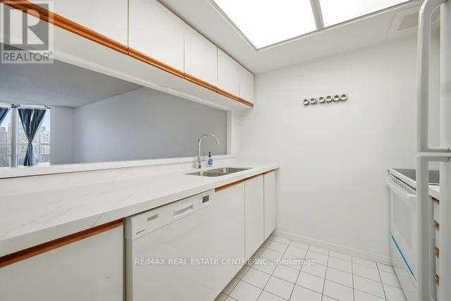 816 - 250 Webb Drive, Mississauga, Ontario L5B 3Z4 - Photo 14 - W12628446