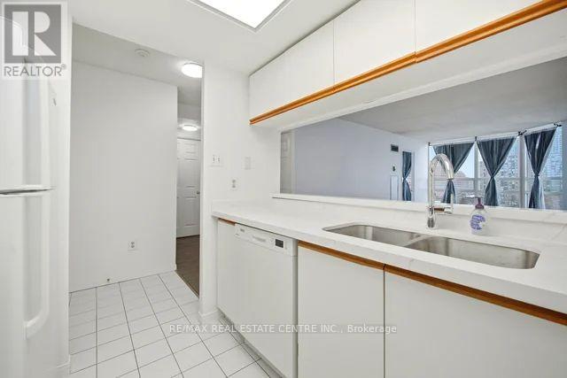 816 - 250 Webb Drive, Mississauga, Ontario L5B 3Z4 - Photo 15 - W12628446