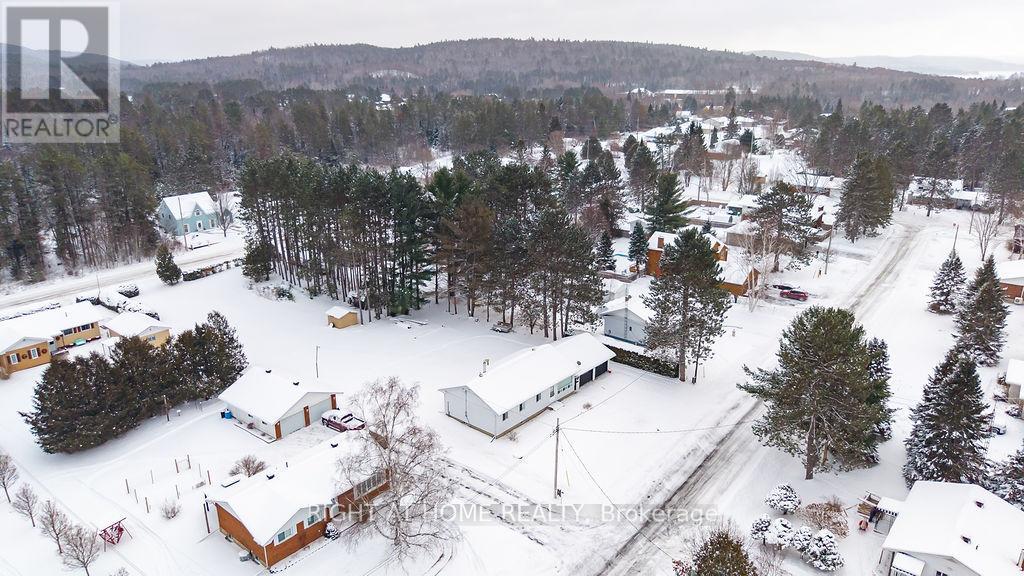 28 Jackpine Street, Madawaska Valley, Ontario K0J 1B0 - Photo 14 - X12630234