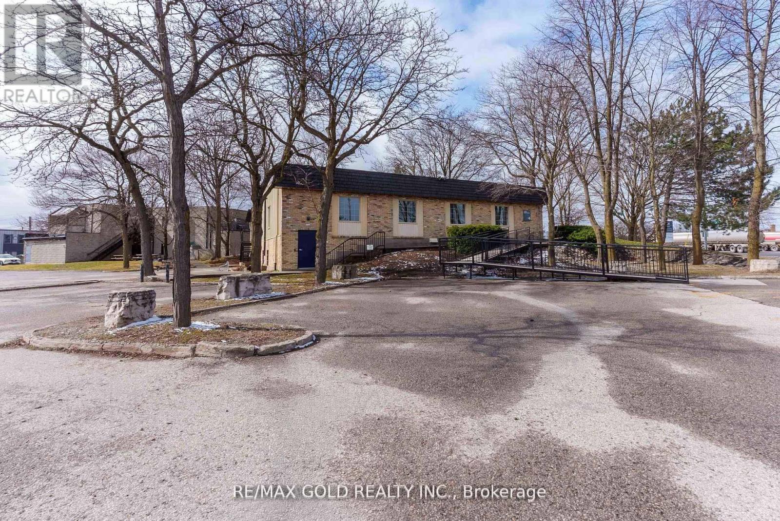 2109 Oxford Street E, London East, Ontario N5V 2Z9 - Photo 1 - X12630096